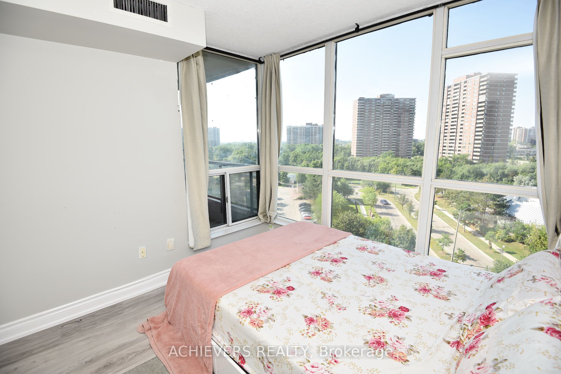 W14110996 Property Photo 29