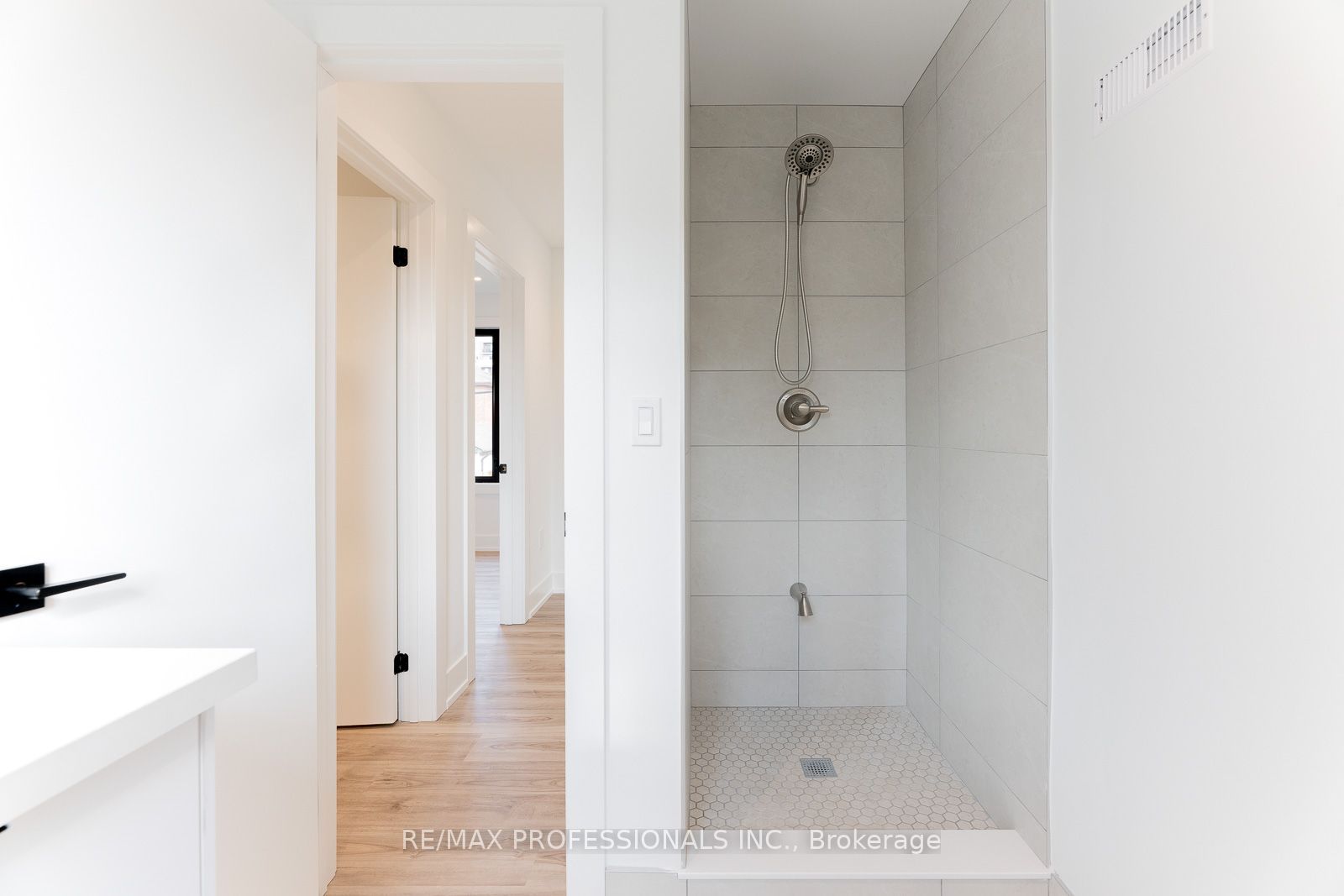 38 Thirty Third Street Grdnsuite Property Photo 25