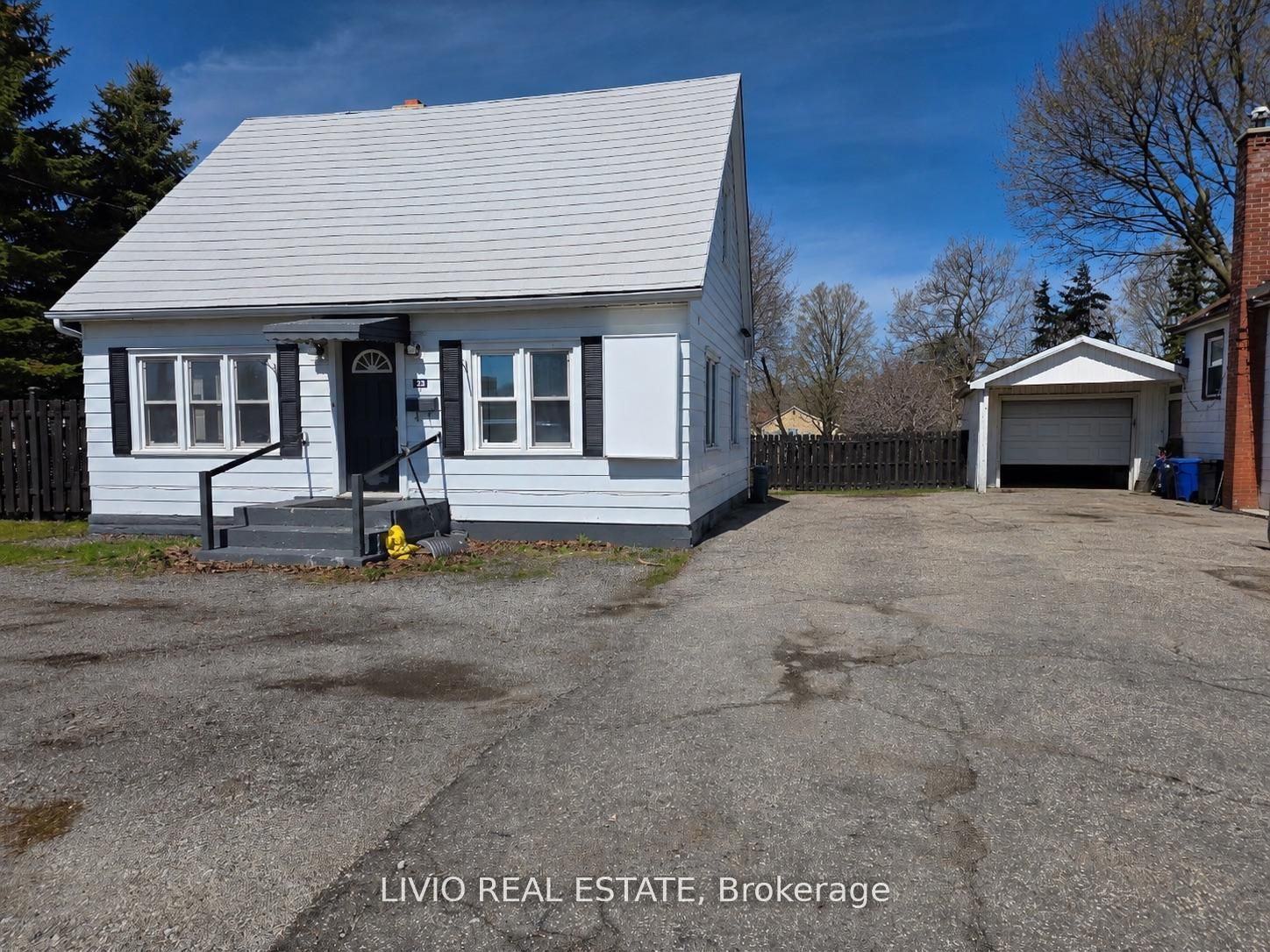 323 Queen Street E Property Photo 1