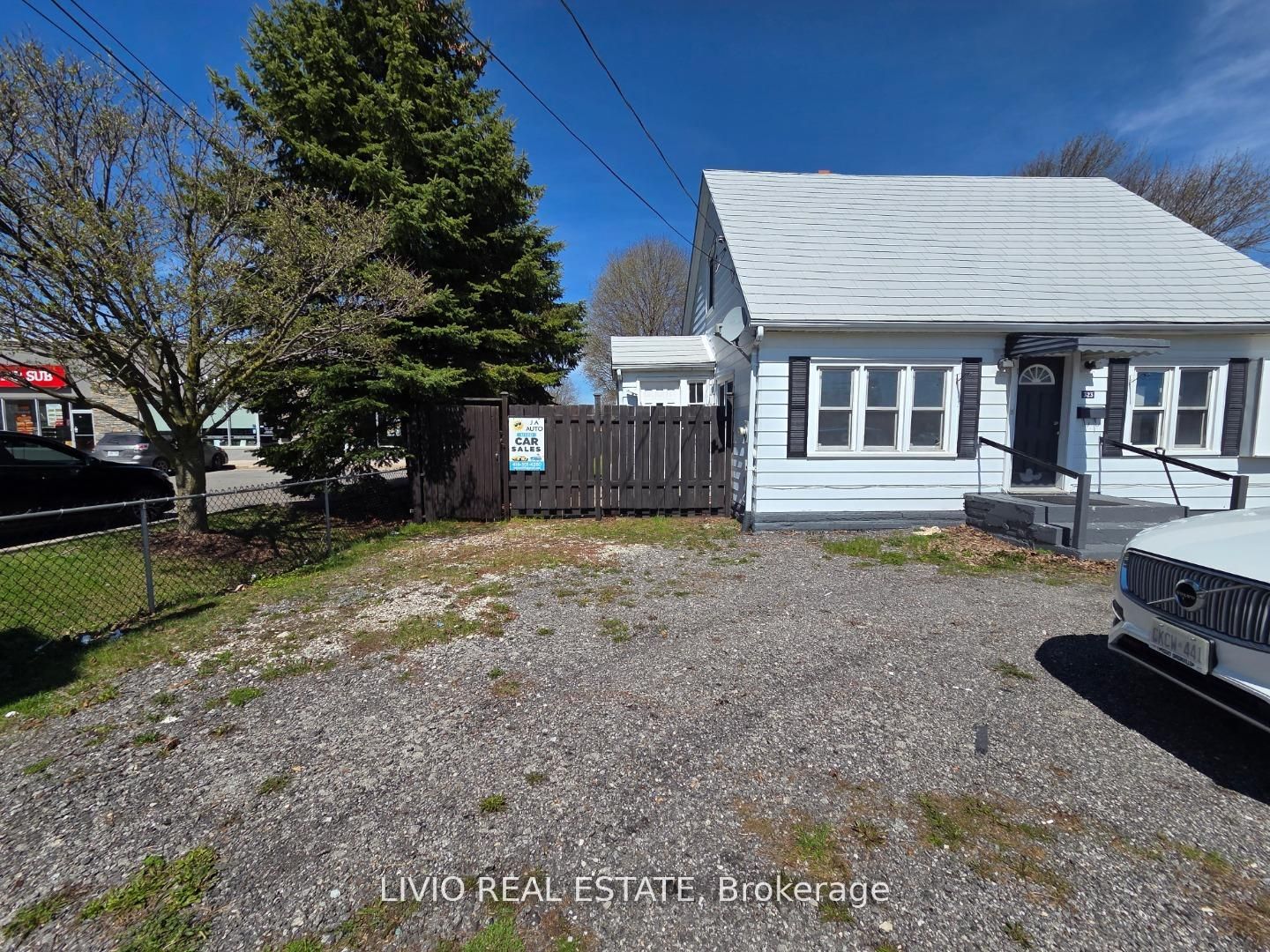 323 Queen Street E Property Photo 2