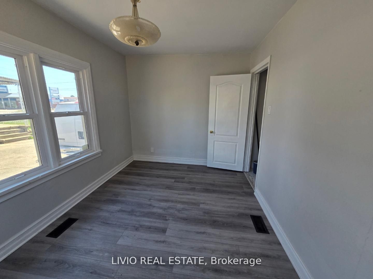 323 Queen Street E Property Photo 3