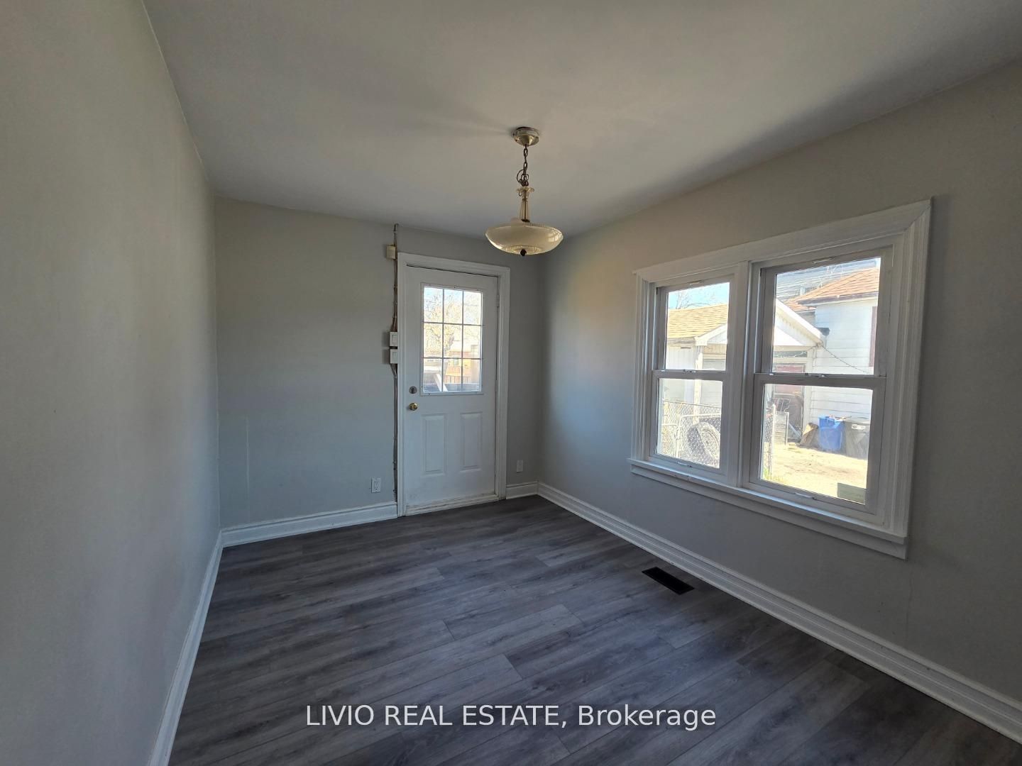 323 Queen Street E Property Photo 4