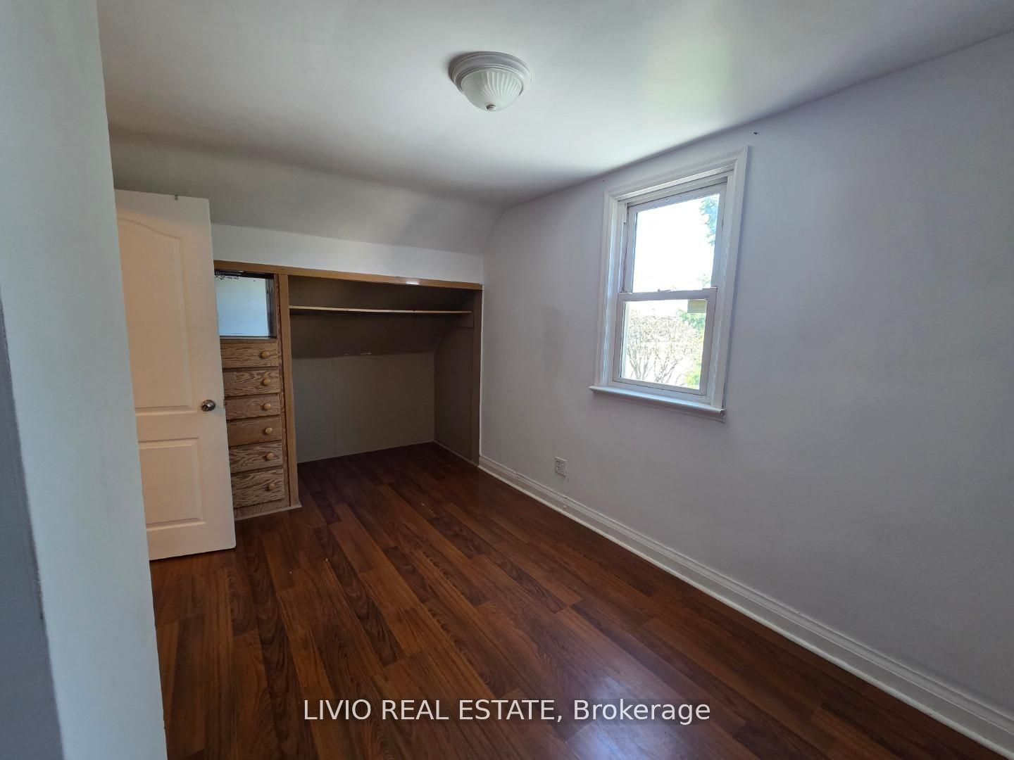 323 Queen Street E Property Photo 5