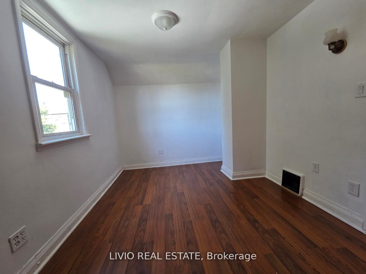 323 Queen Street E Property Photo 6