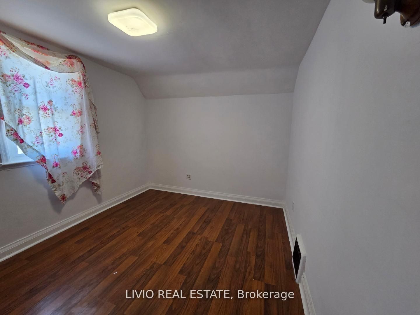 323 Queen Street E Property Photo 8