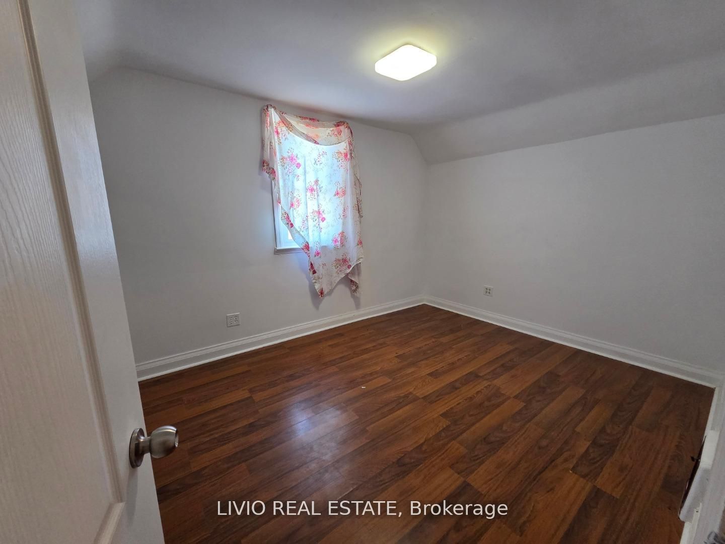 323 Queen Street E Property Photo 9