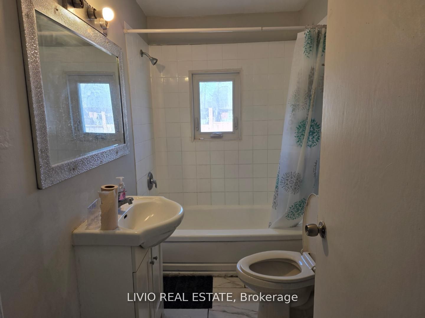 323 Queen Street E Property Photo 12