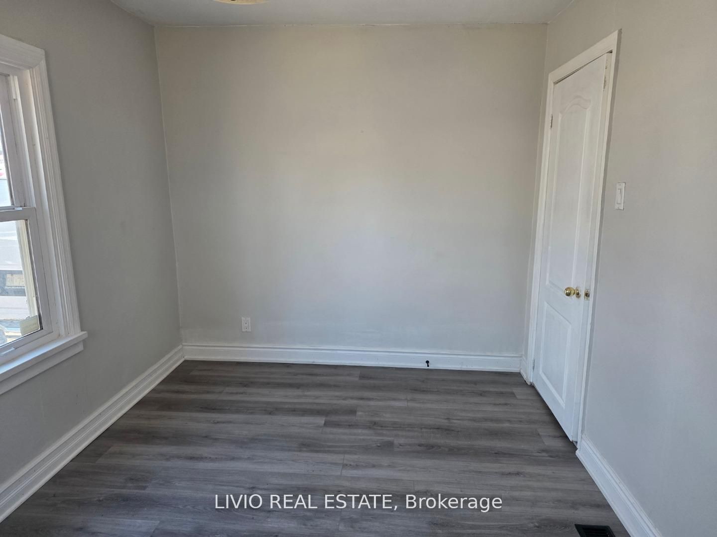 323 Queen Street E Property Photo 14