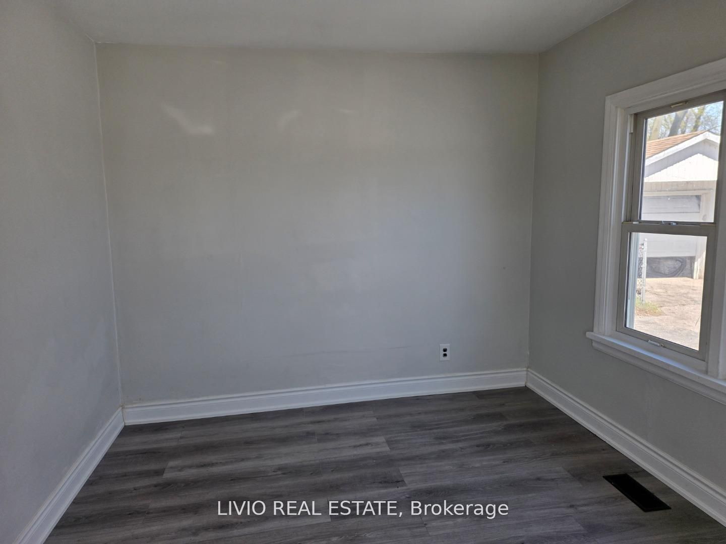 323 Queen Street E Property Photo 20