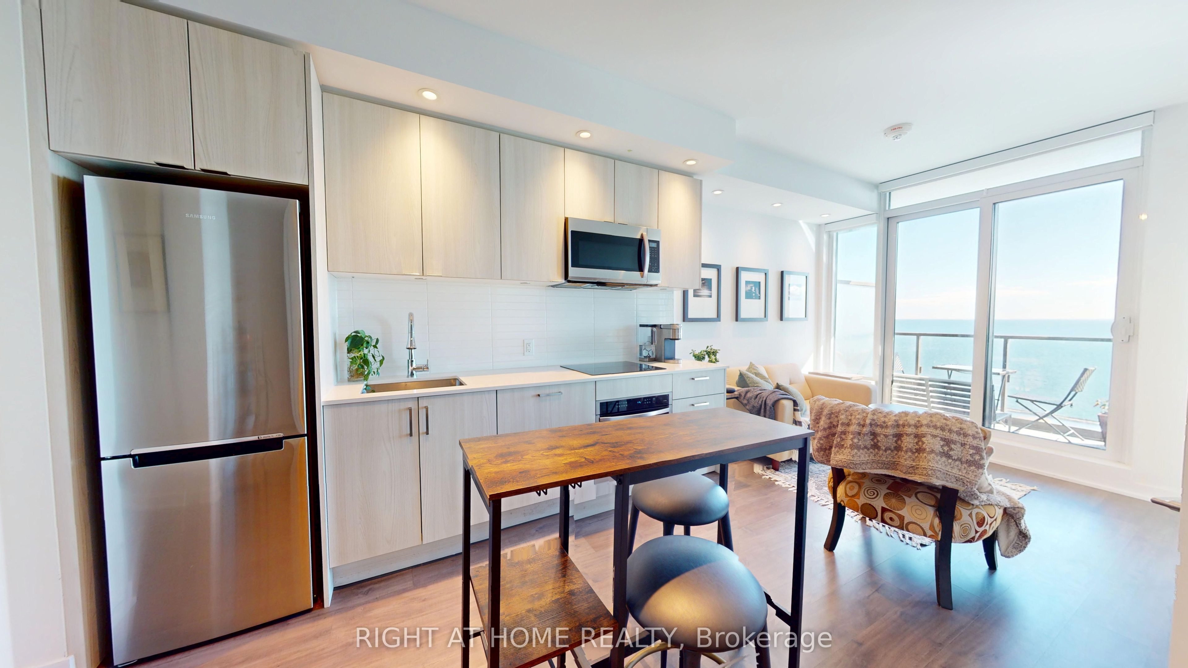 1926 Lake Shore Boulevard W 1609 Property Photo 1