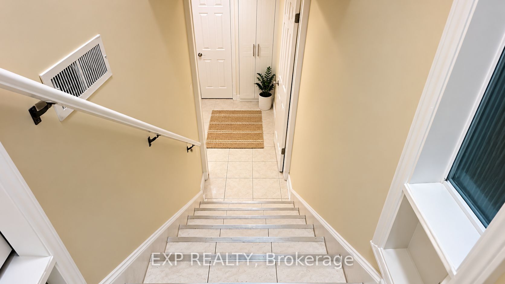 3425 Laddie Crescent Lower Property Photo 3