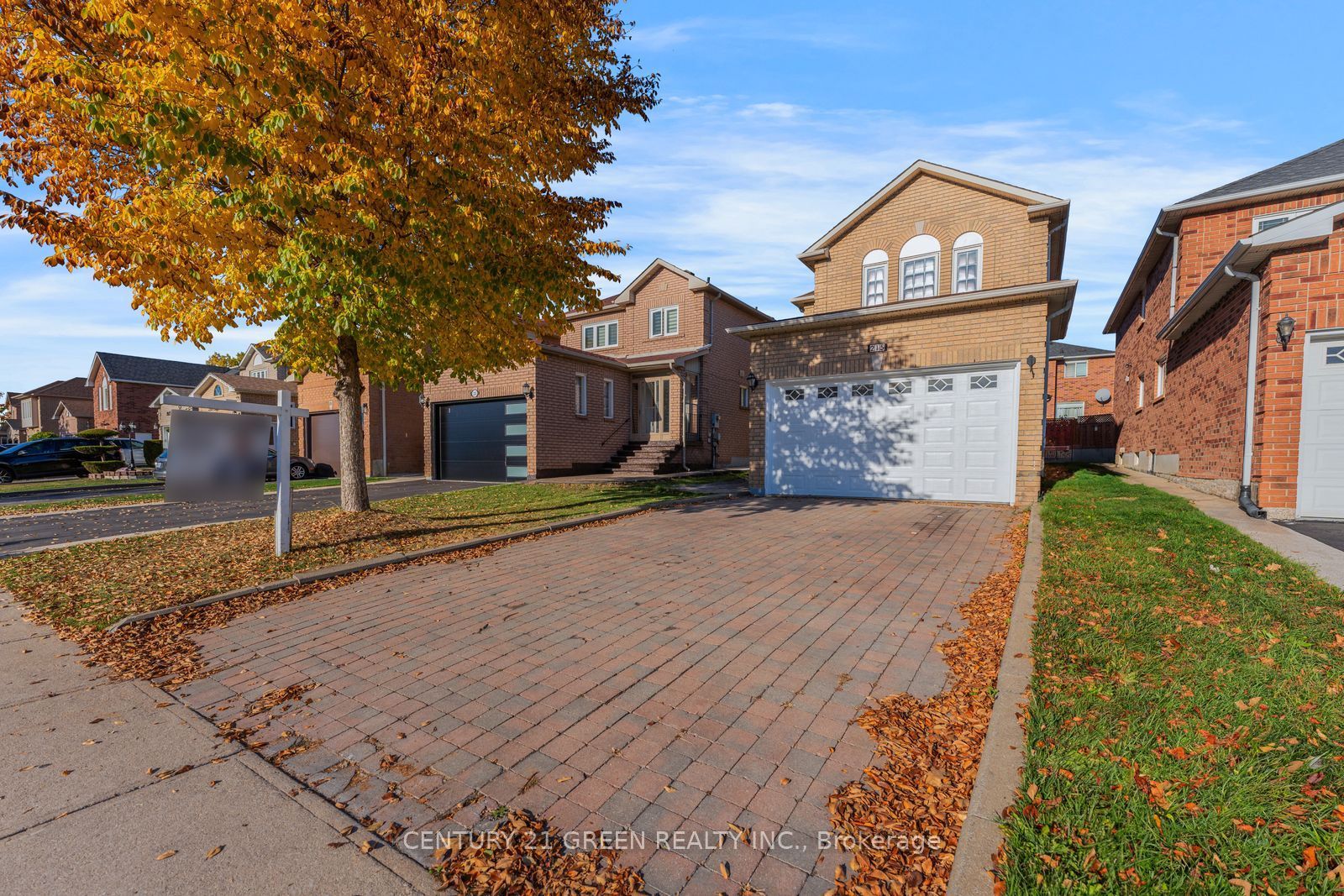 215 Kingknoll Drive Property Photo 2