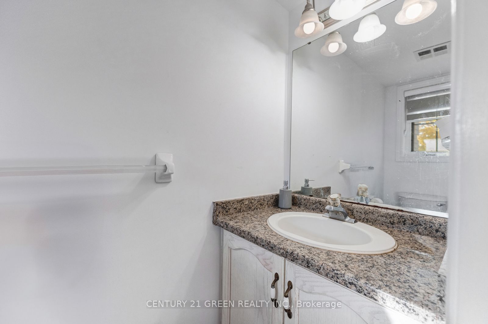 215 Kingknoll Drive Property Photo 8