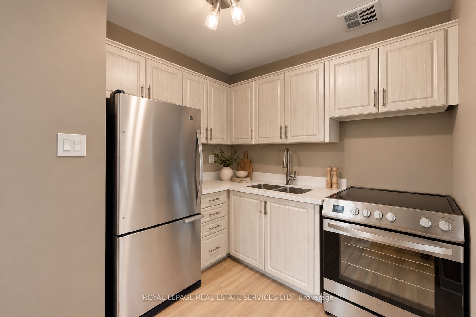 2001 Bonnymede Drive 208 Property Photo 5