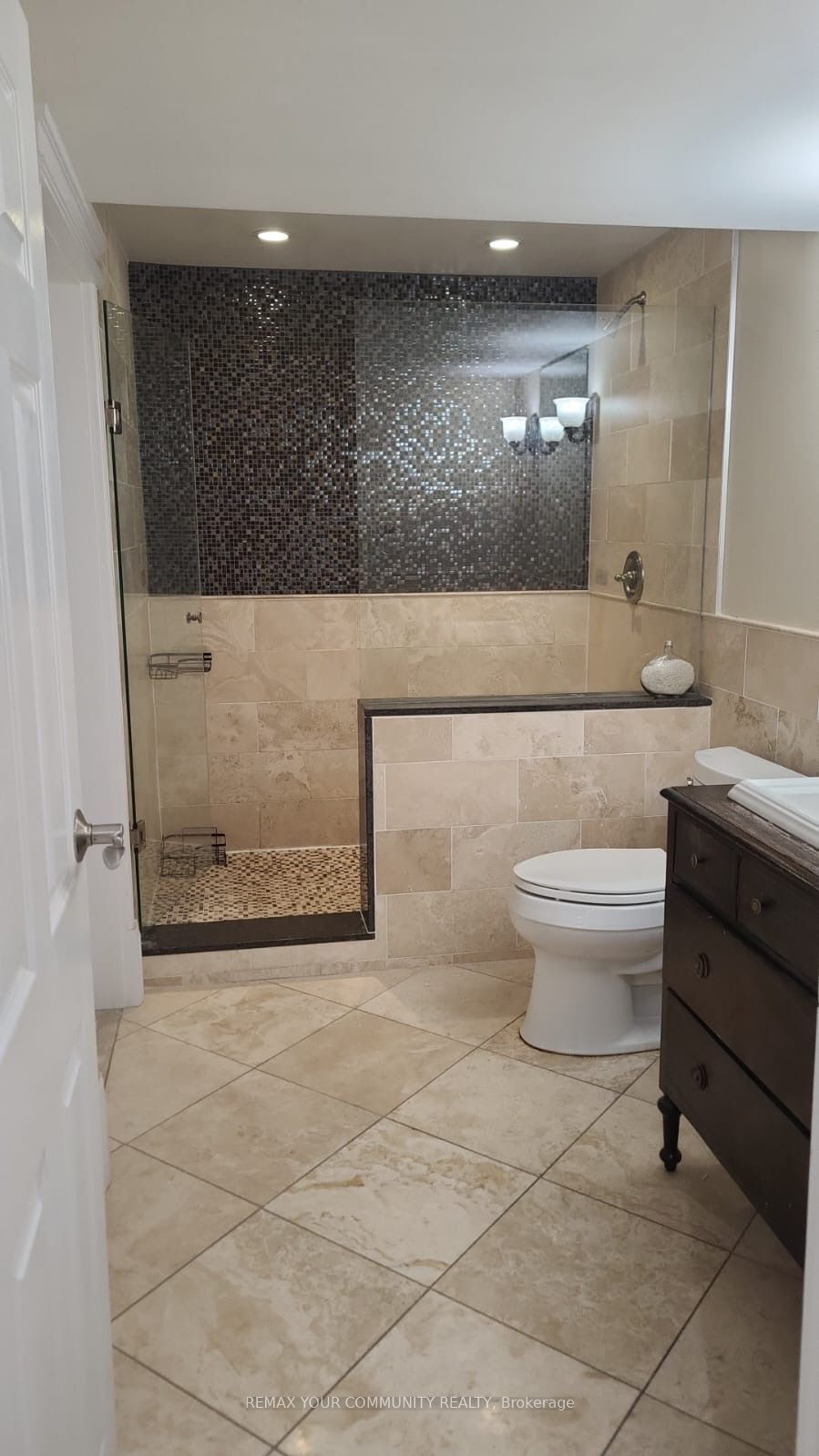 39 Treeline Boulevard Basem. Property Photo 6