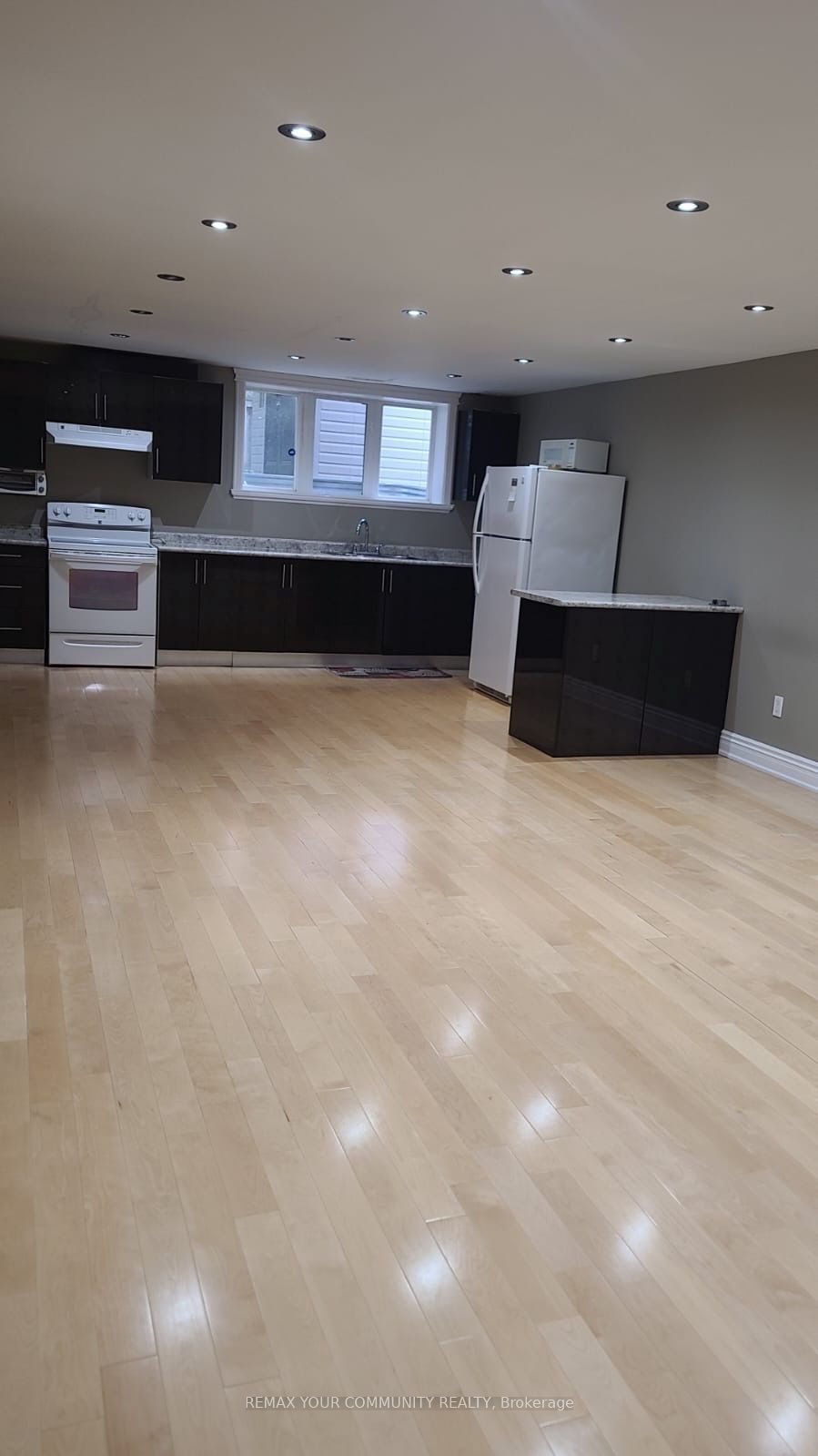 39 Treeline Boulevard Basem. Property Photo 12