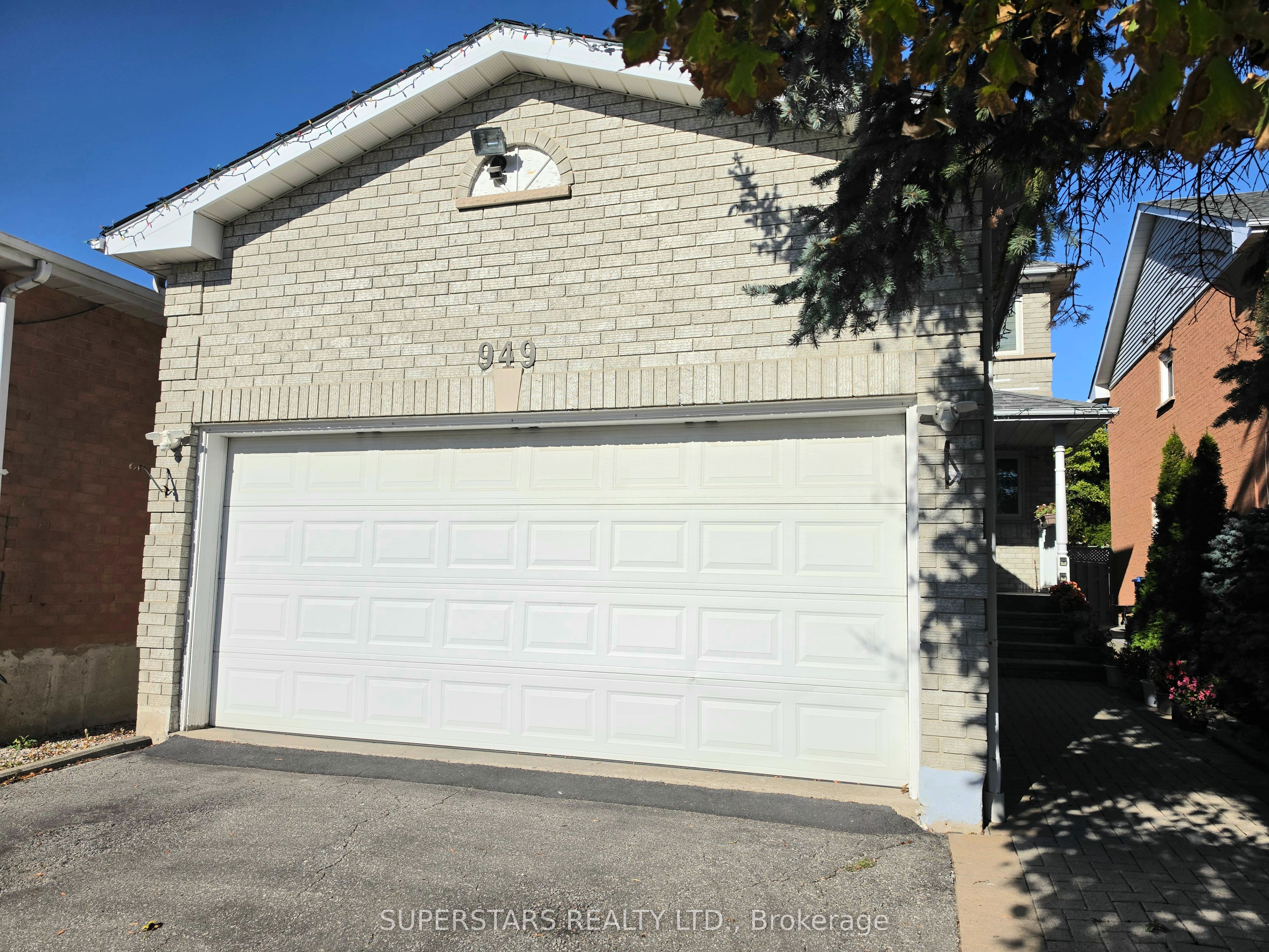949 Binscarth Drive Property Photo 2
