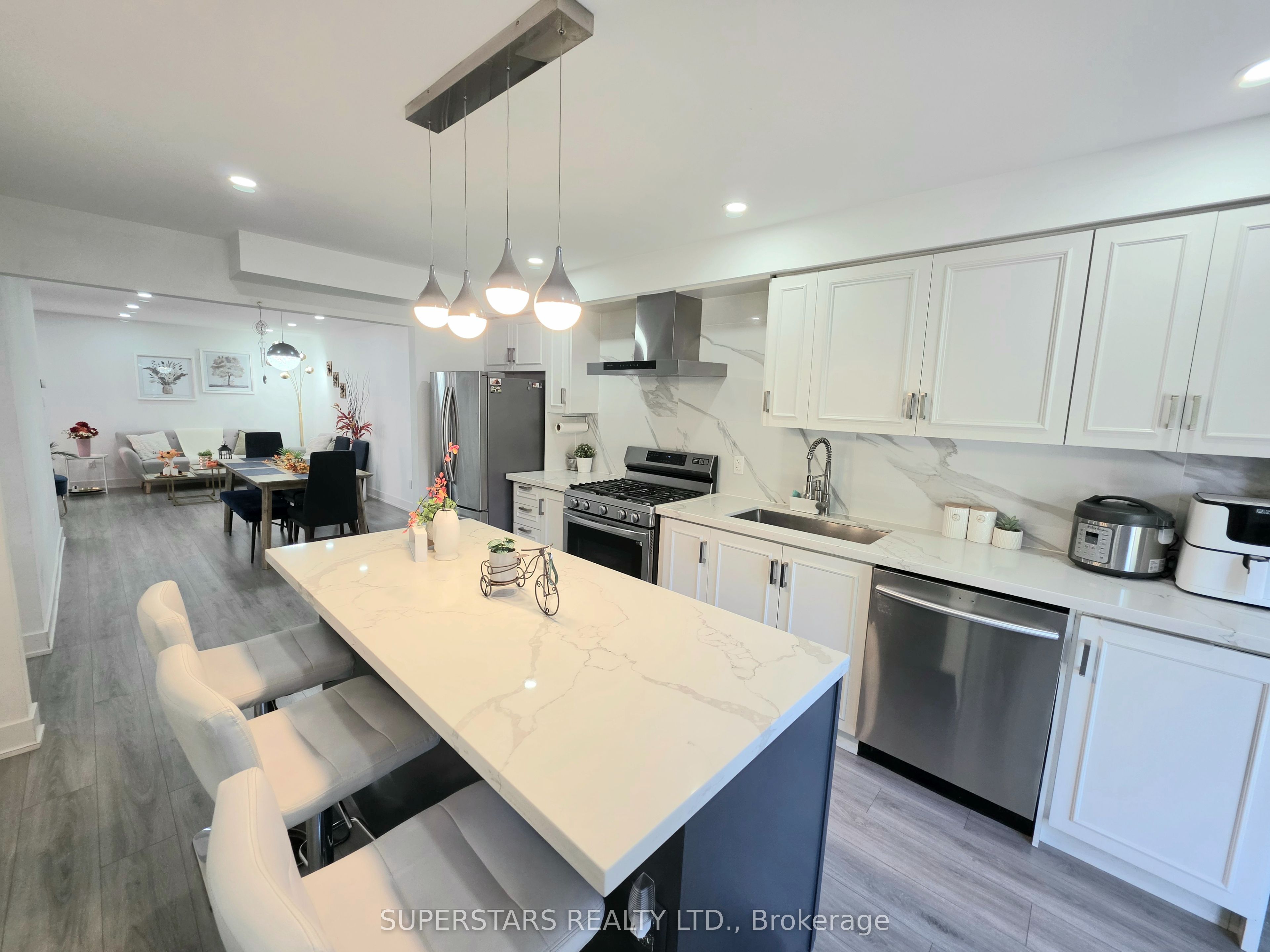 949 Binscarth Drive Property Photo 8