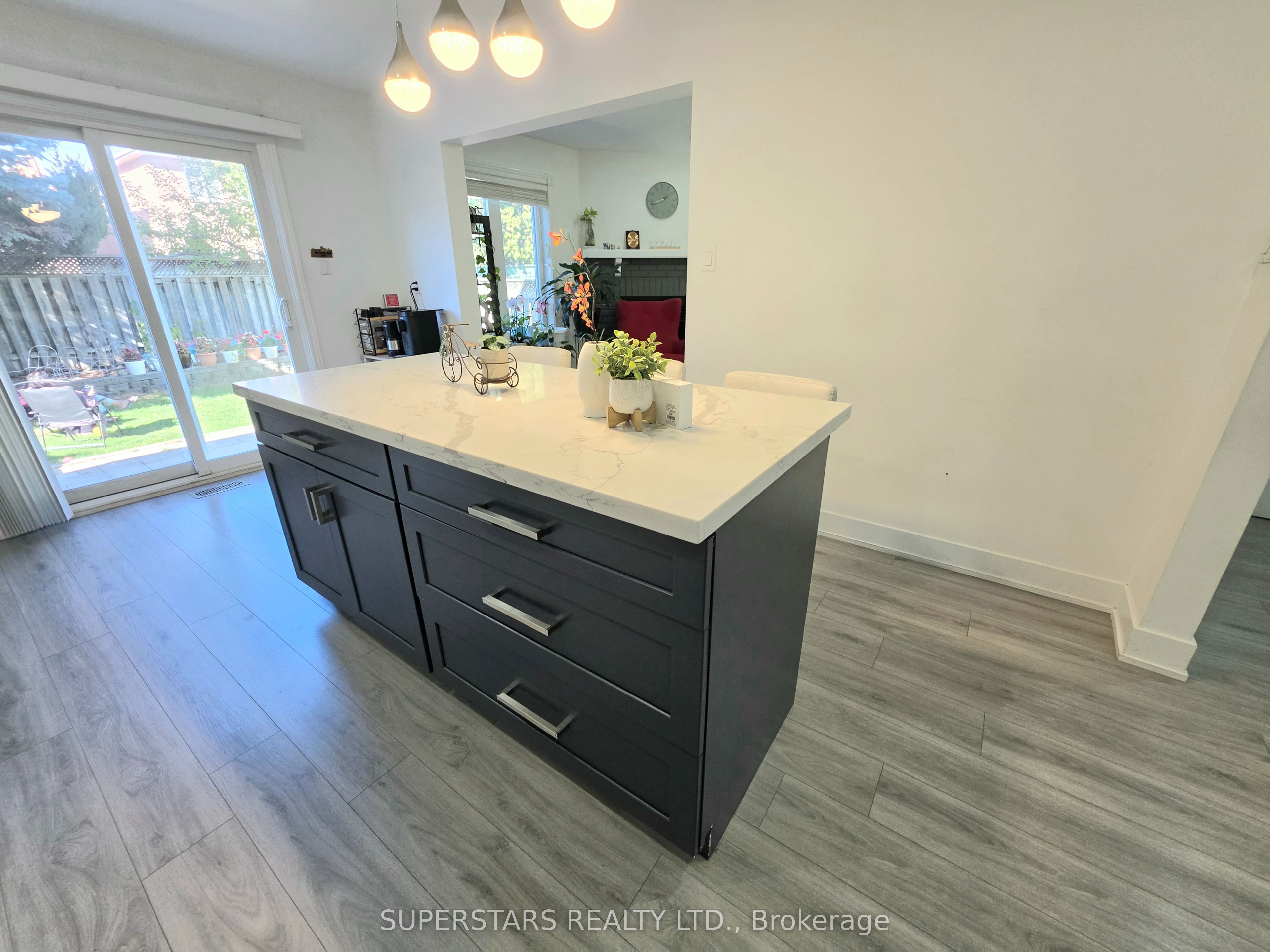949 Binscarth Drive Property Photo 10