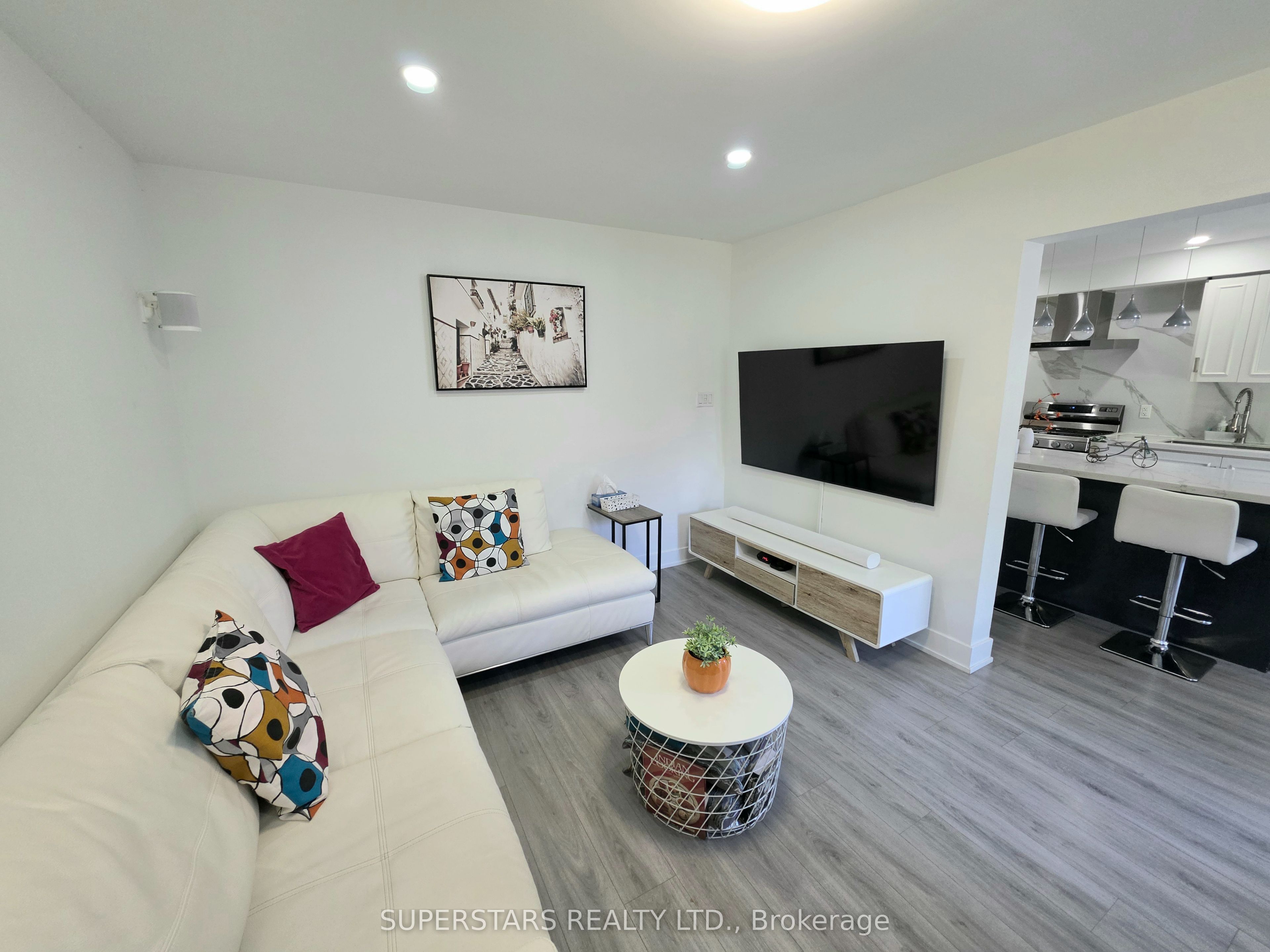 949 Binscarth Drive Property Photo 12
