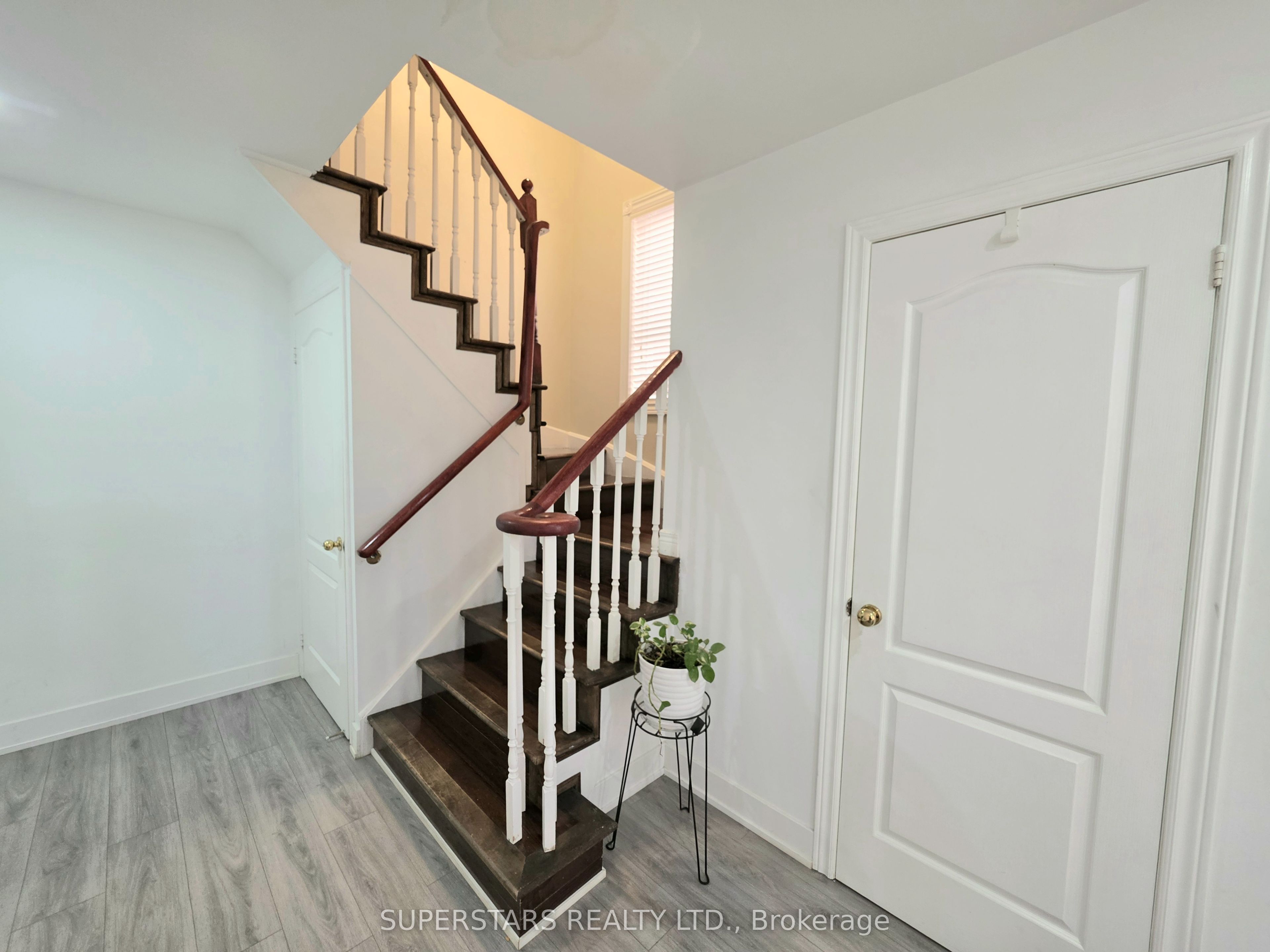 949 Binscarth Drive Property Photo 16