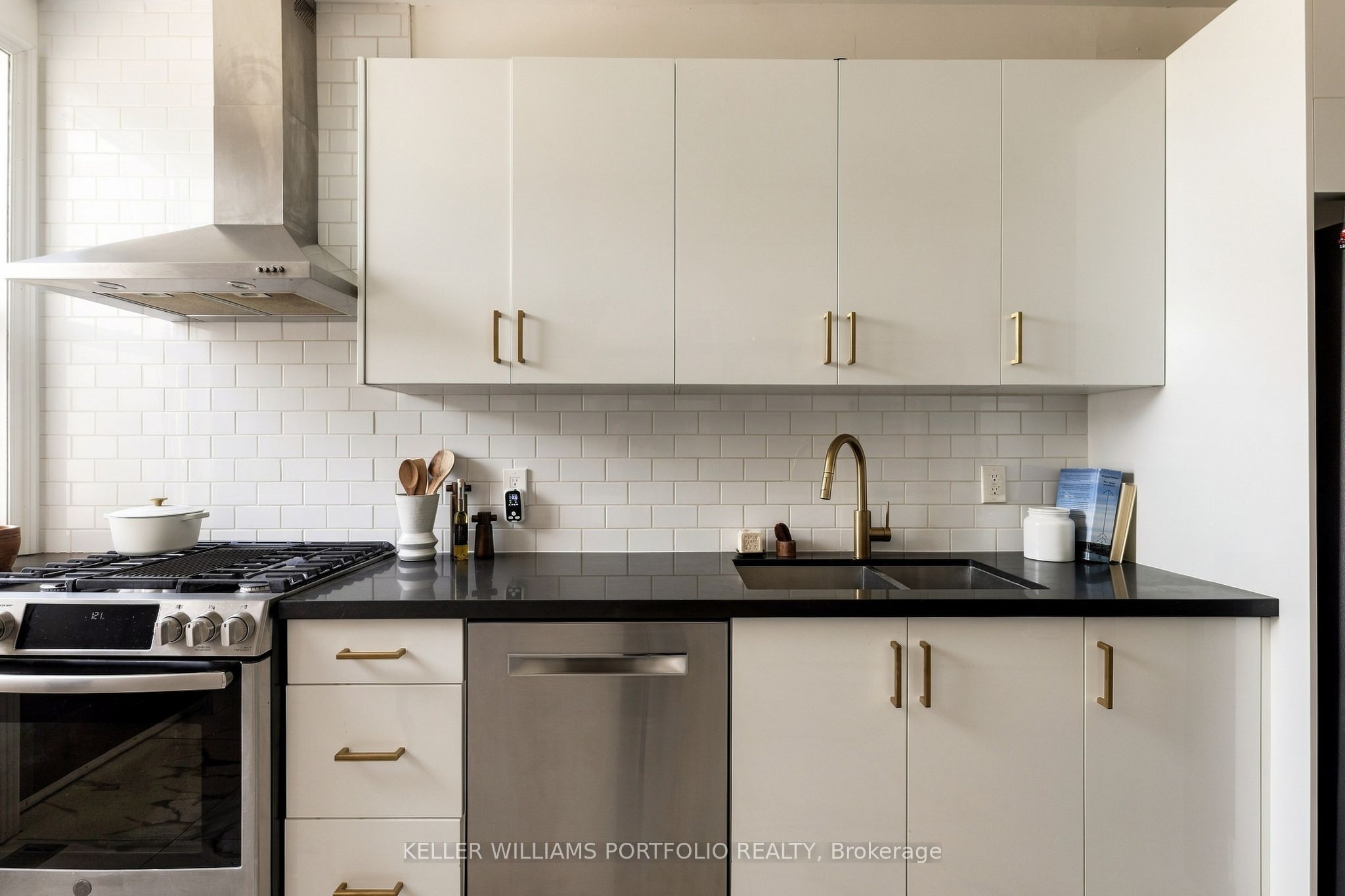 1006 Ossington Avenue Property Photo 8