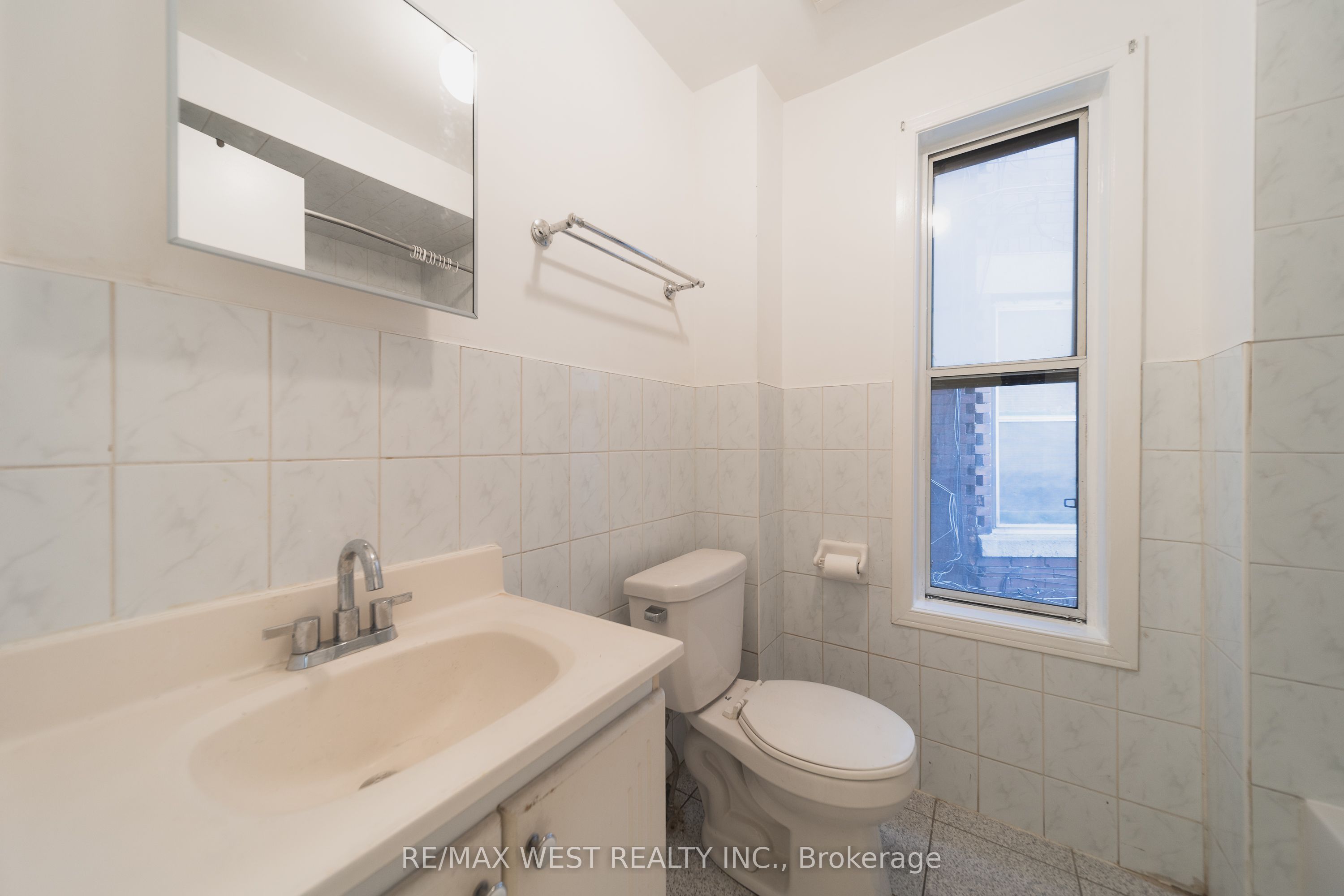 862 Ossington Avenue Main Property Photo 7