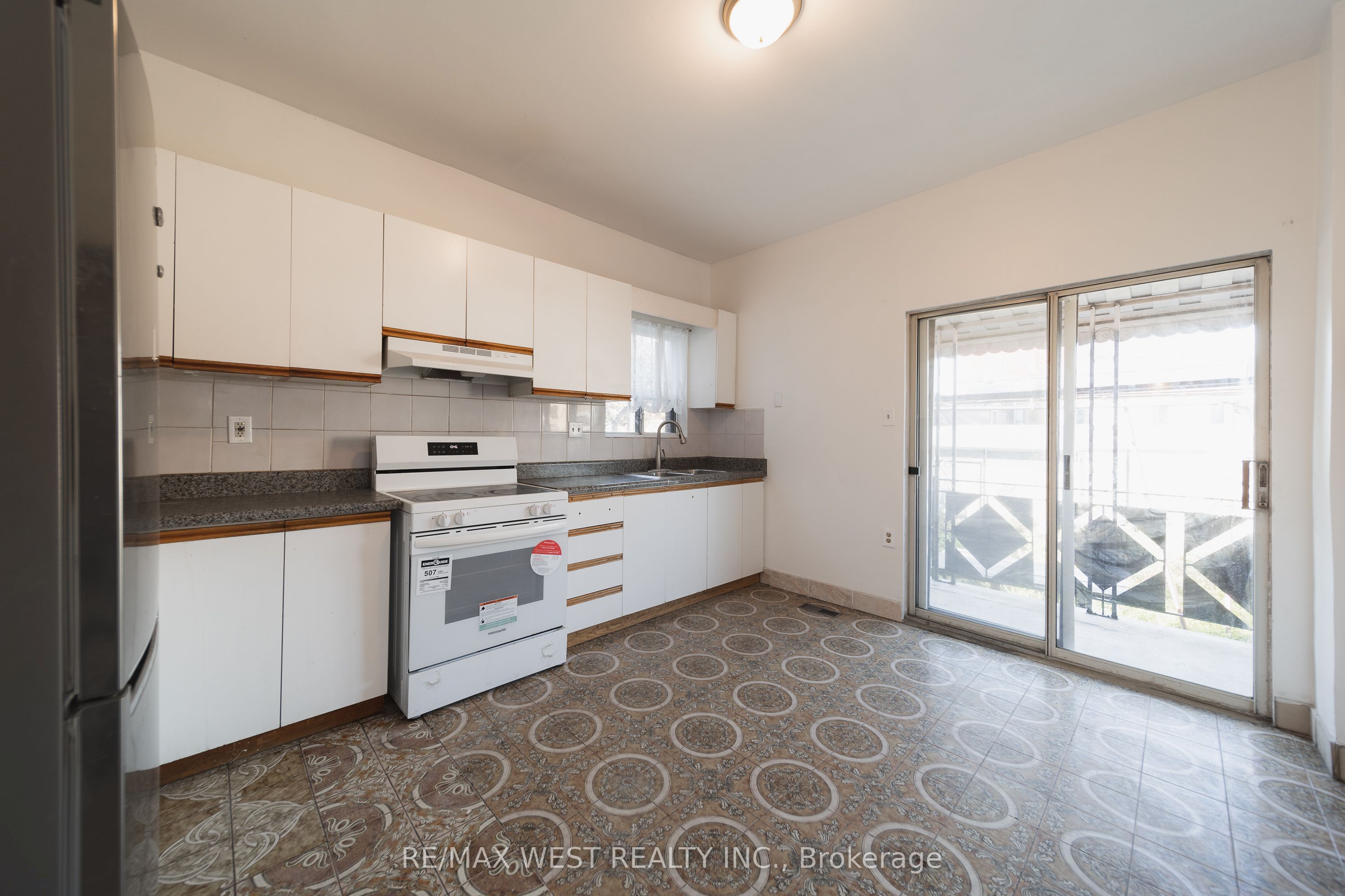 862 Ossington Avenue Main Property Photo 10