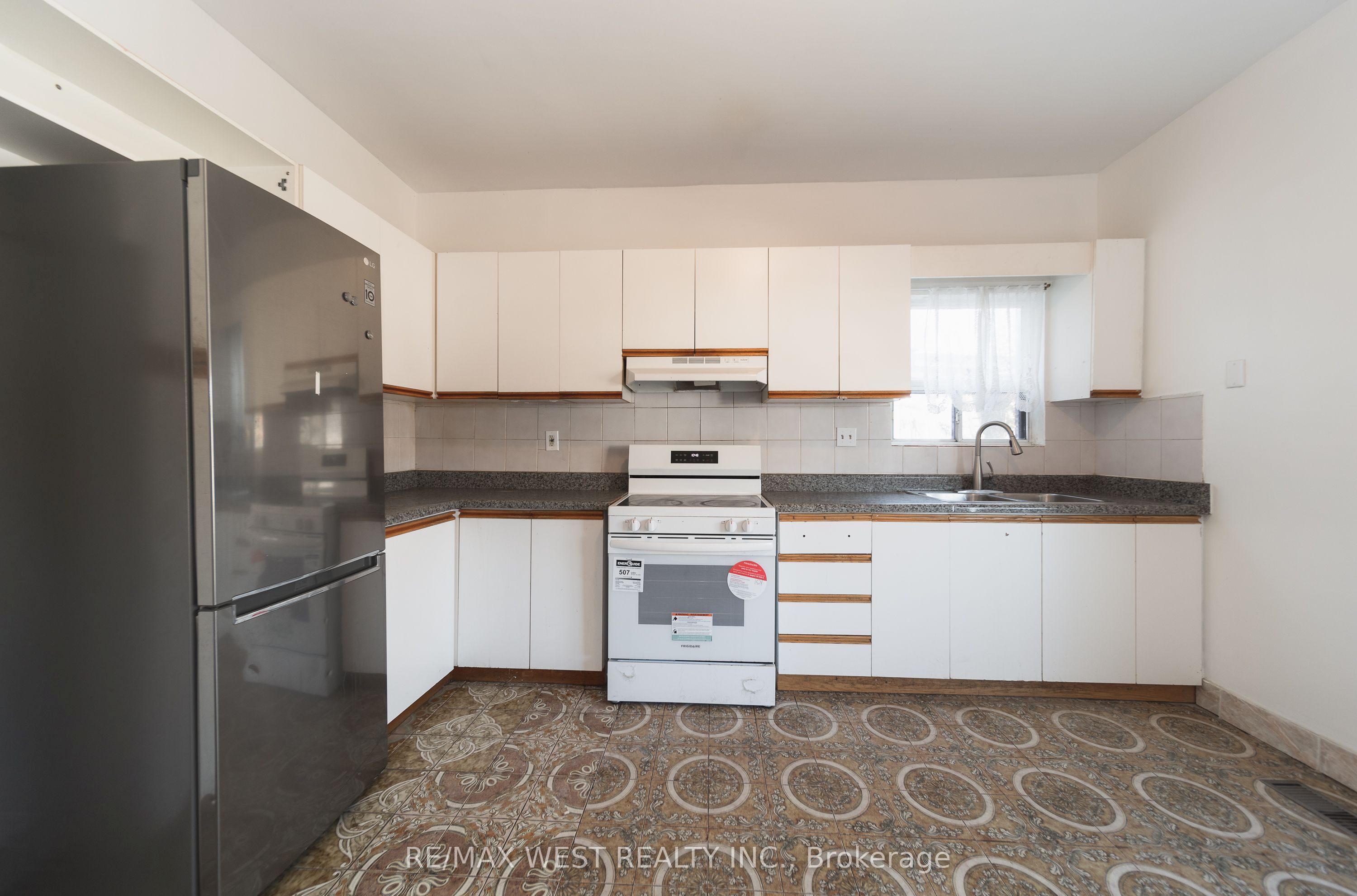 862 Ossington Avenue Main Property Photo 11