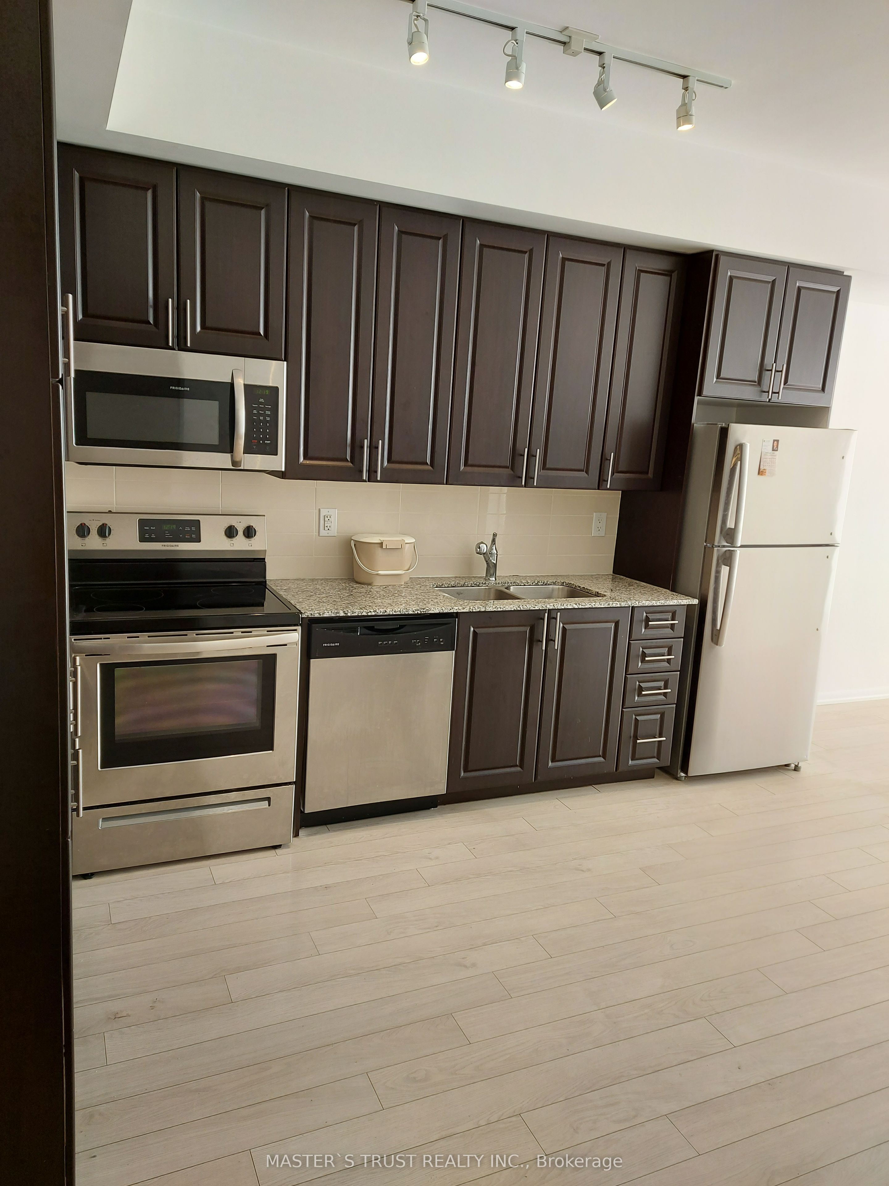 3091 Dufferin Street 827 Property Photo 5