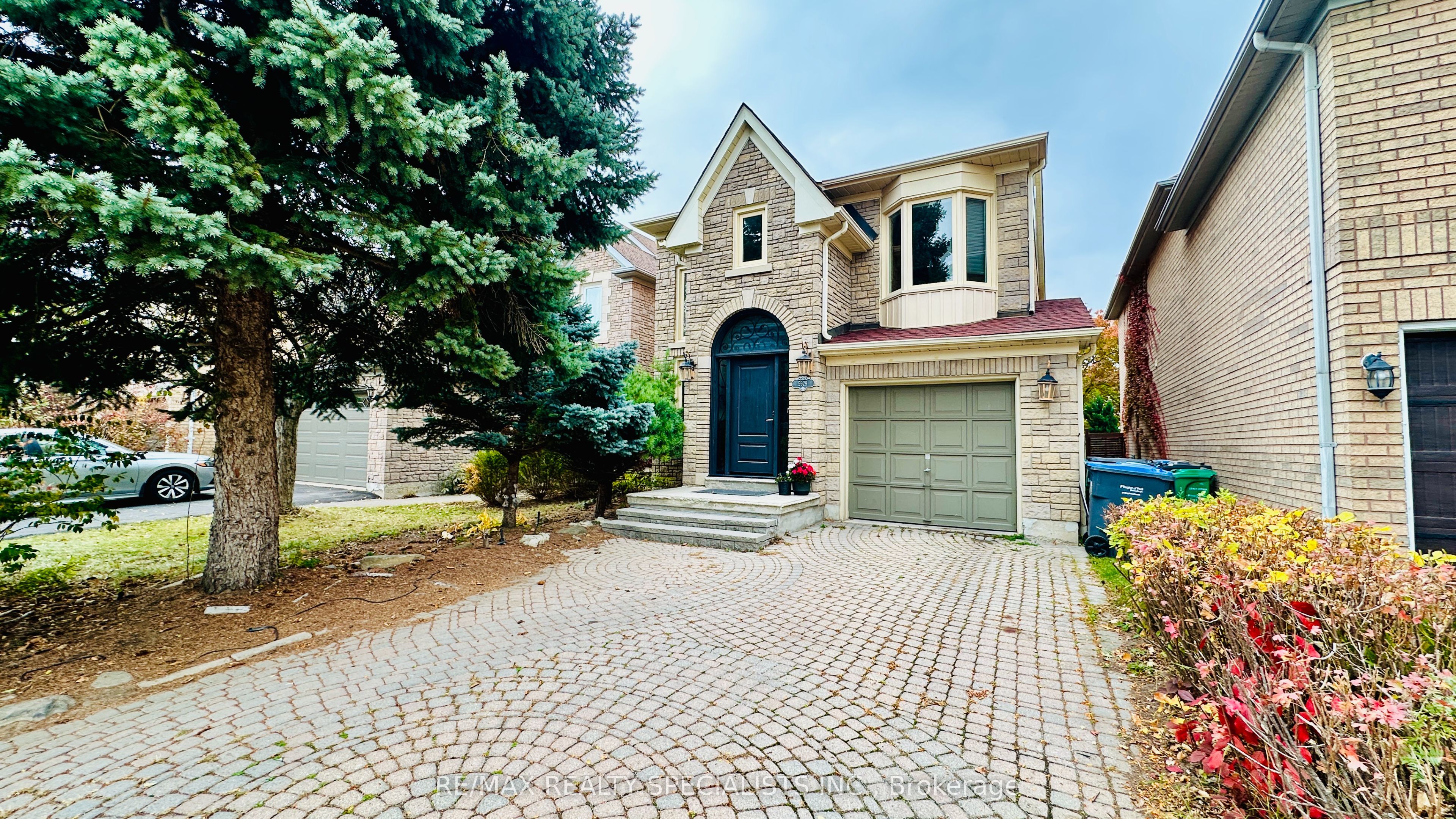 5929 Leeside Crescent Property Photo 1