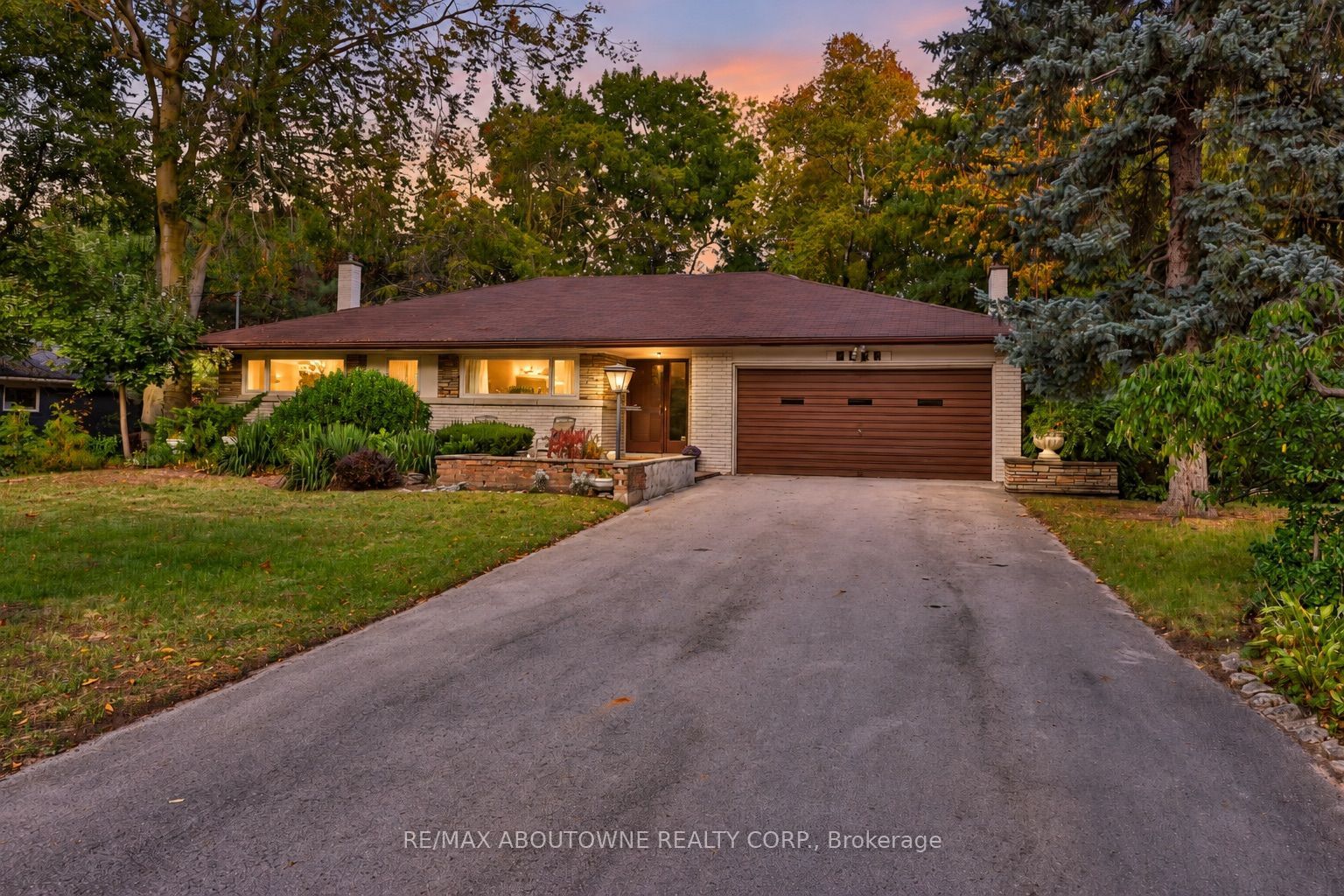 2086 Glenforest Crescent Property Photo 1