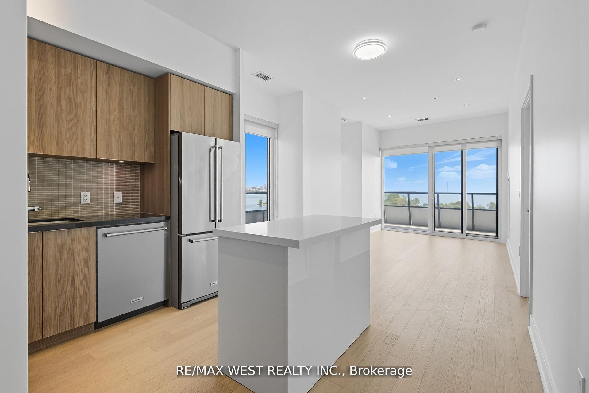20 Shore Breeze Drive 702 Property Photo 5