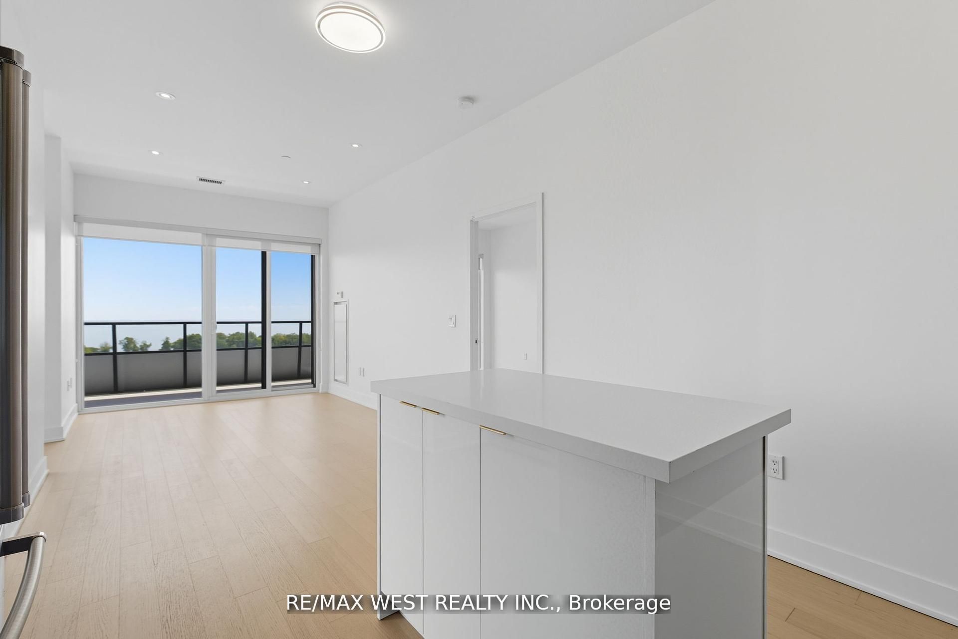 20 Shore Breeze Drive 702 Property Photo 7