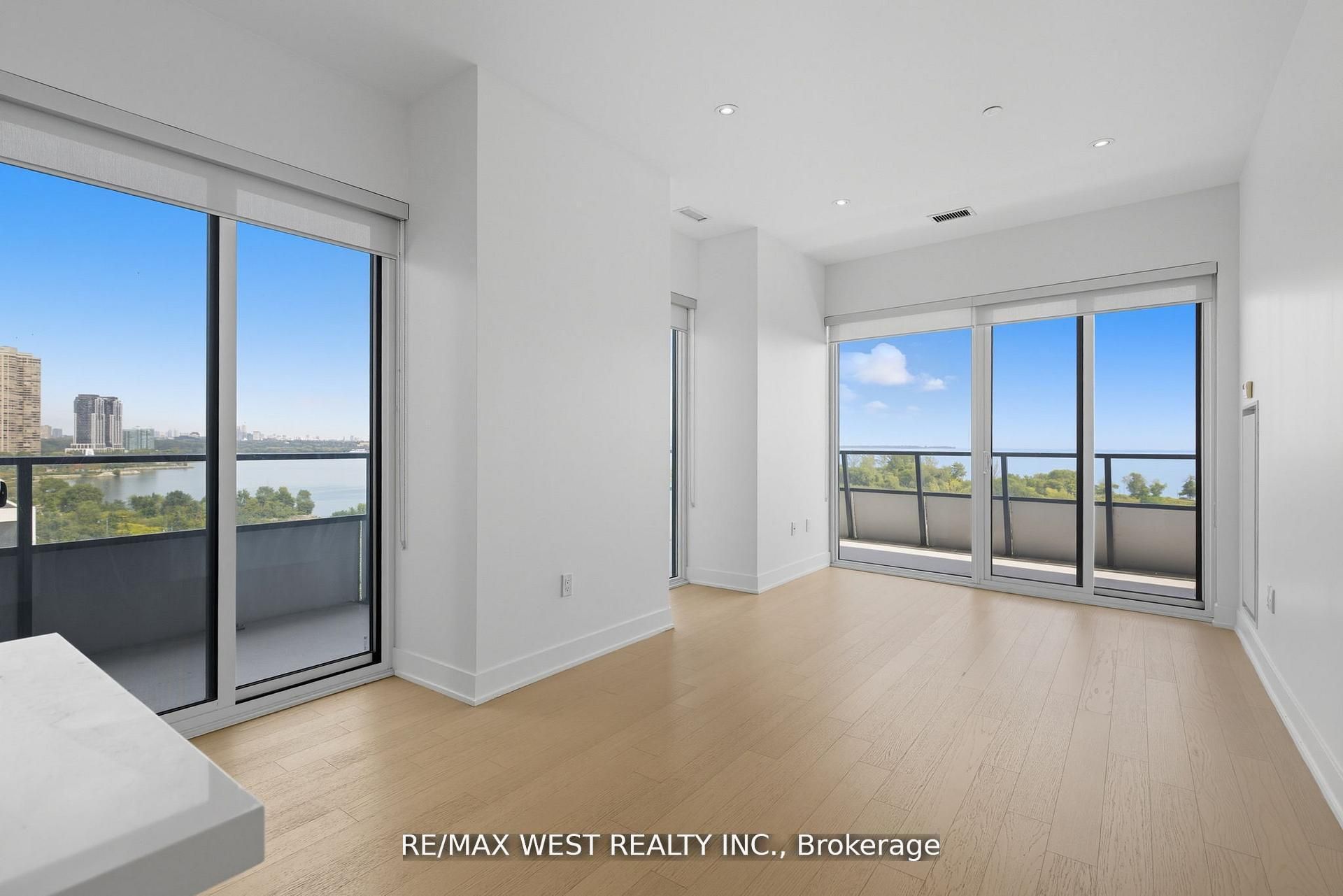 20 Shore Breeze Drive 702 Property Photo 10