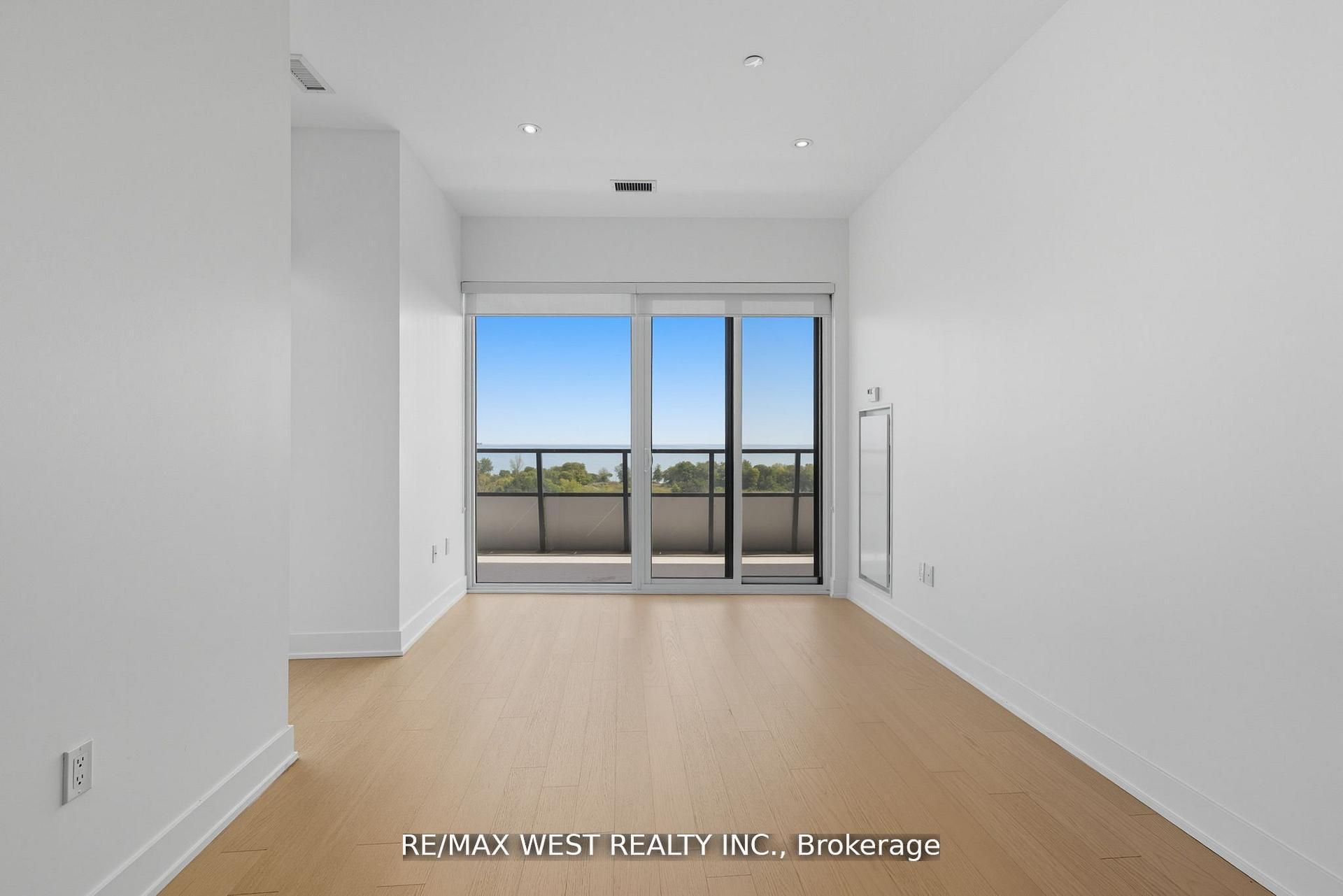 20 Shore Breeze Drive 702 Property Photo 11