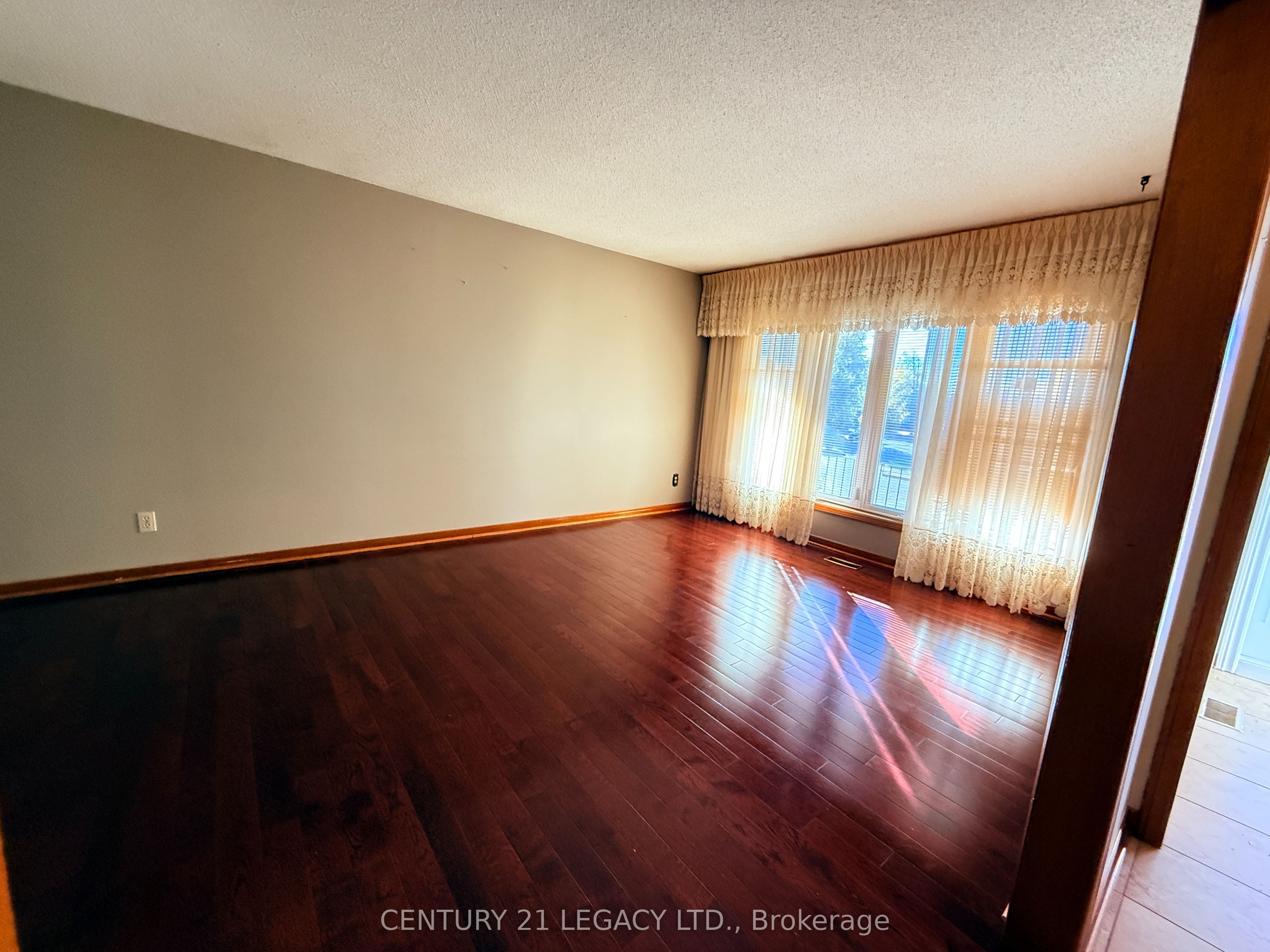 78 Panorama Crescent (upper) Property Photo 11