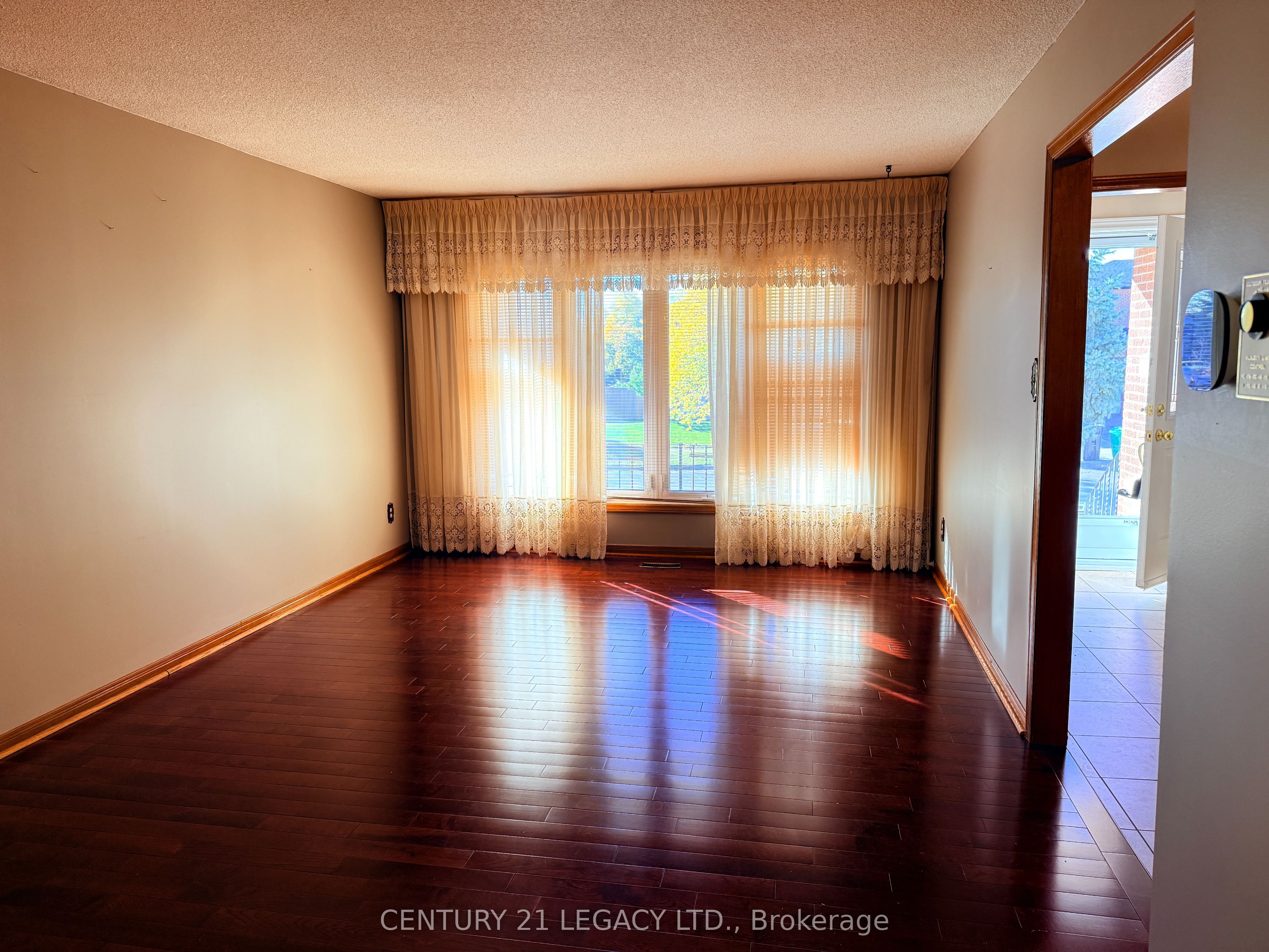 78 Panorama Crescent (upper) Property Photo 12