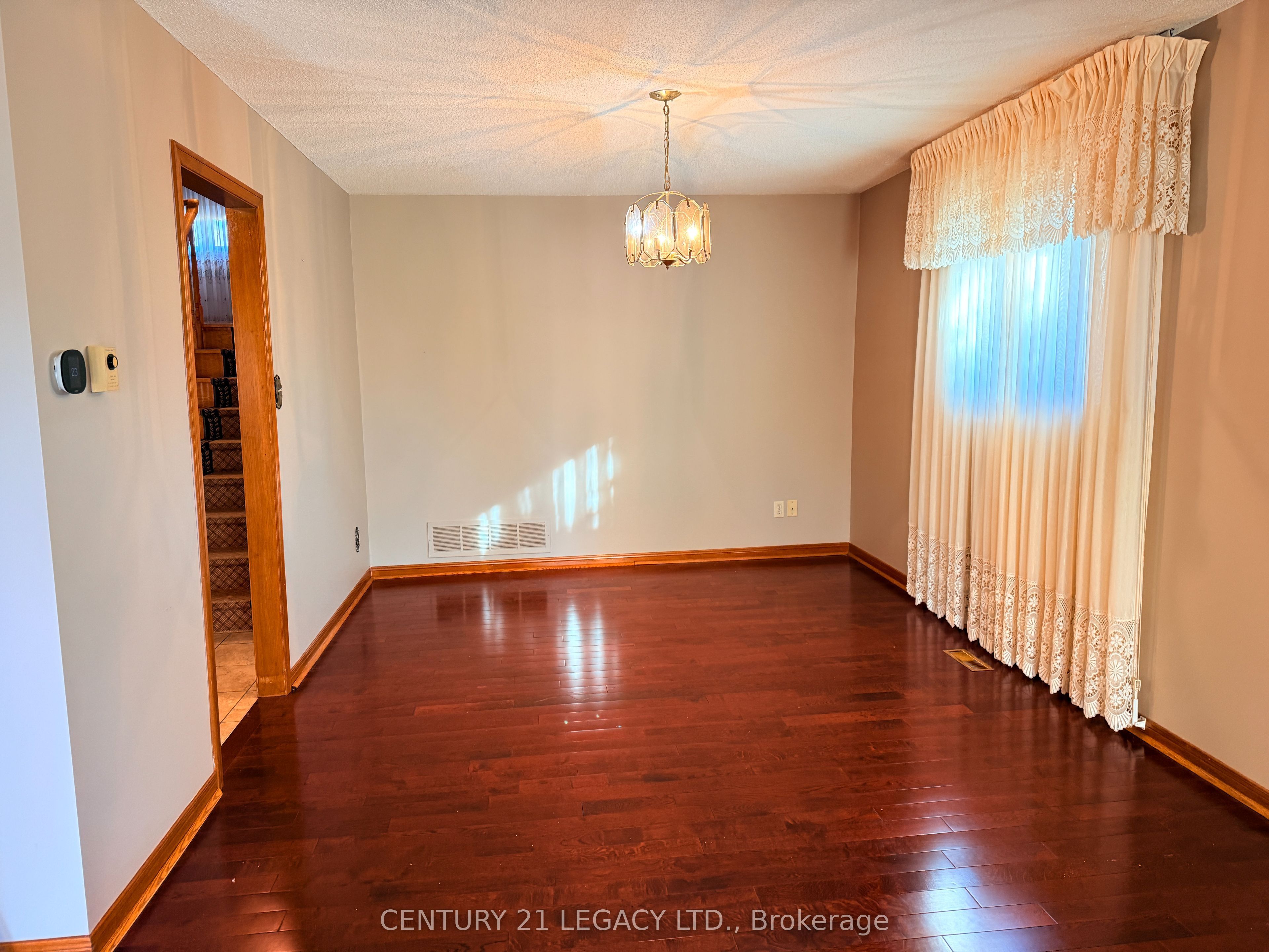 78 Panorama Crescent (upper) Property Photo 14