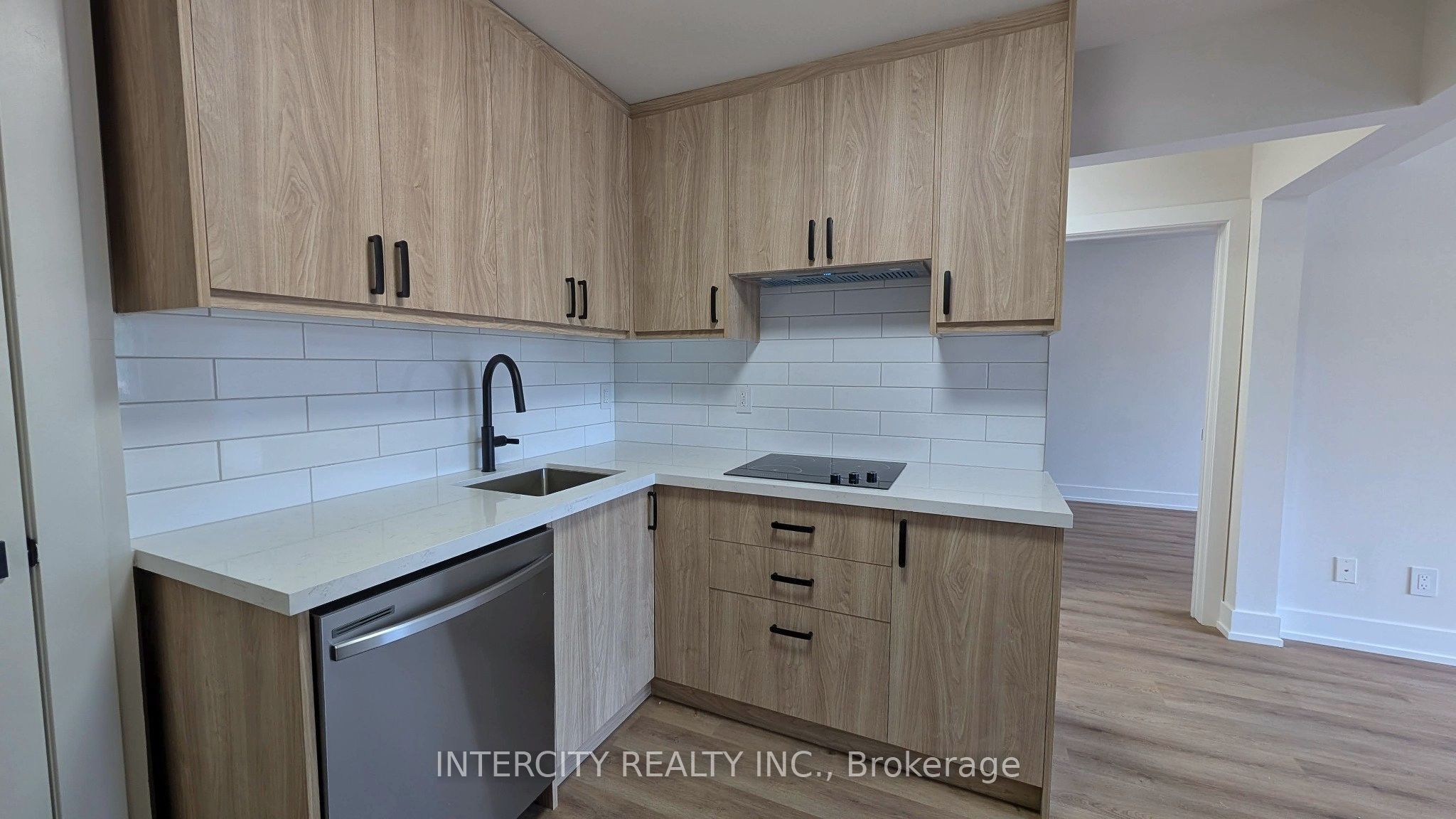 706 The Queensway B Property Photo 1