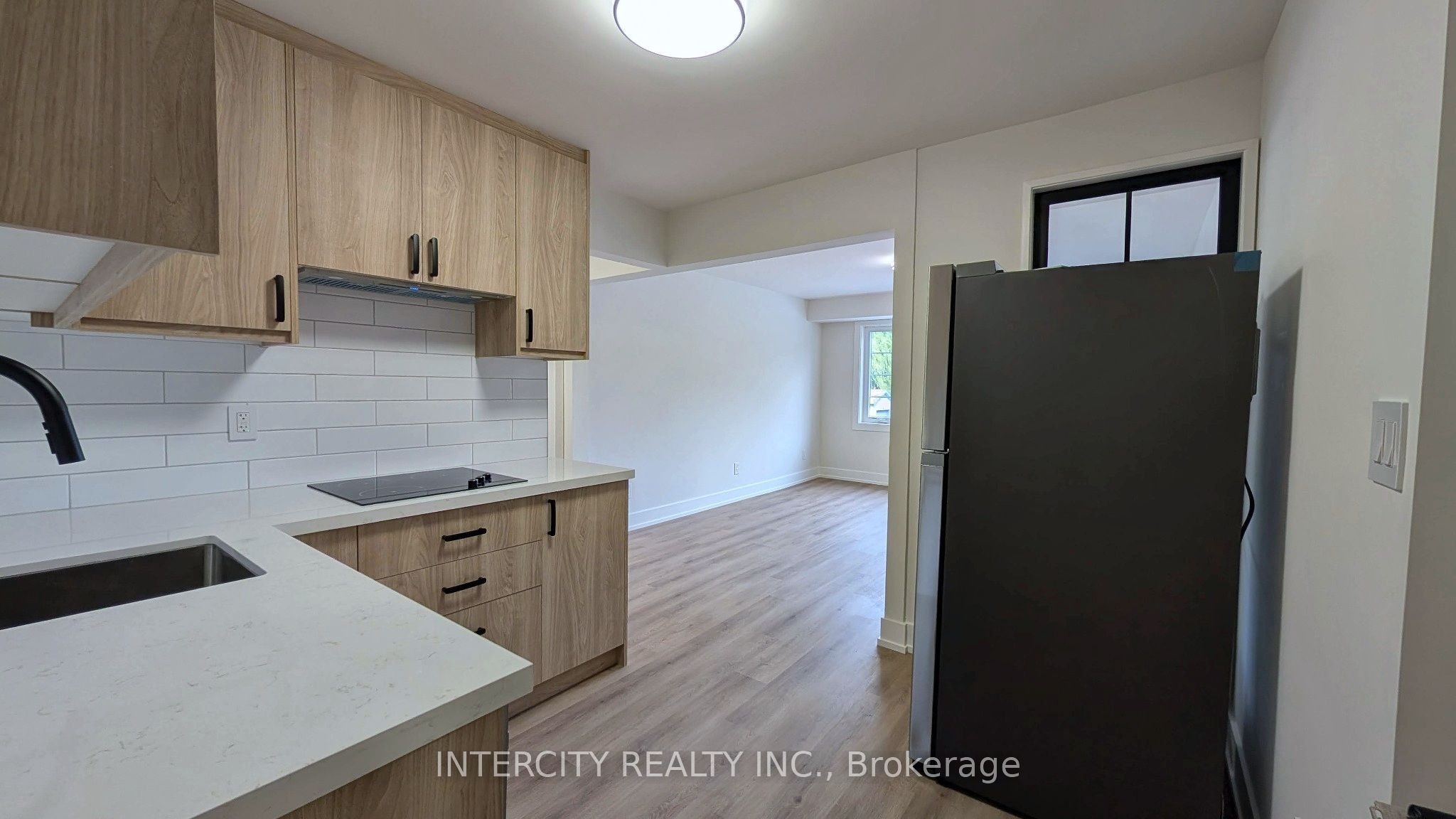 706 The Queensway B Property Photo 2