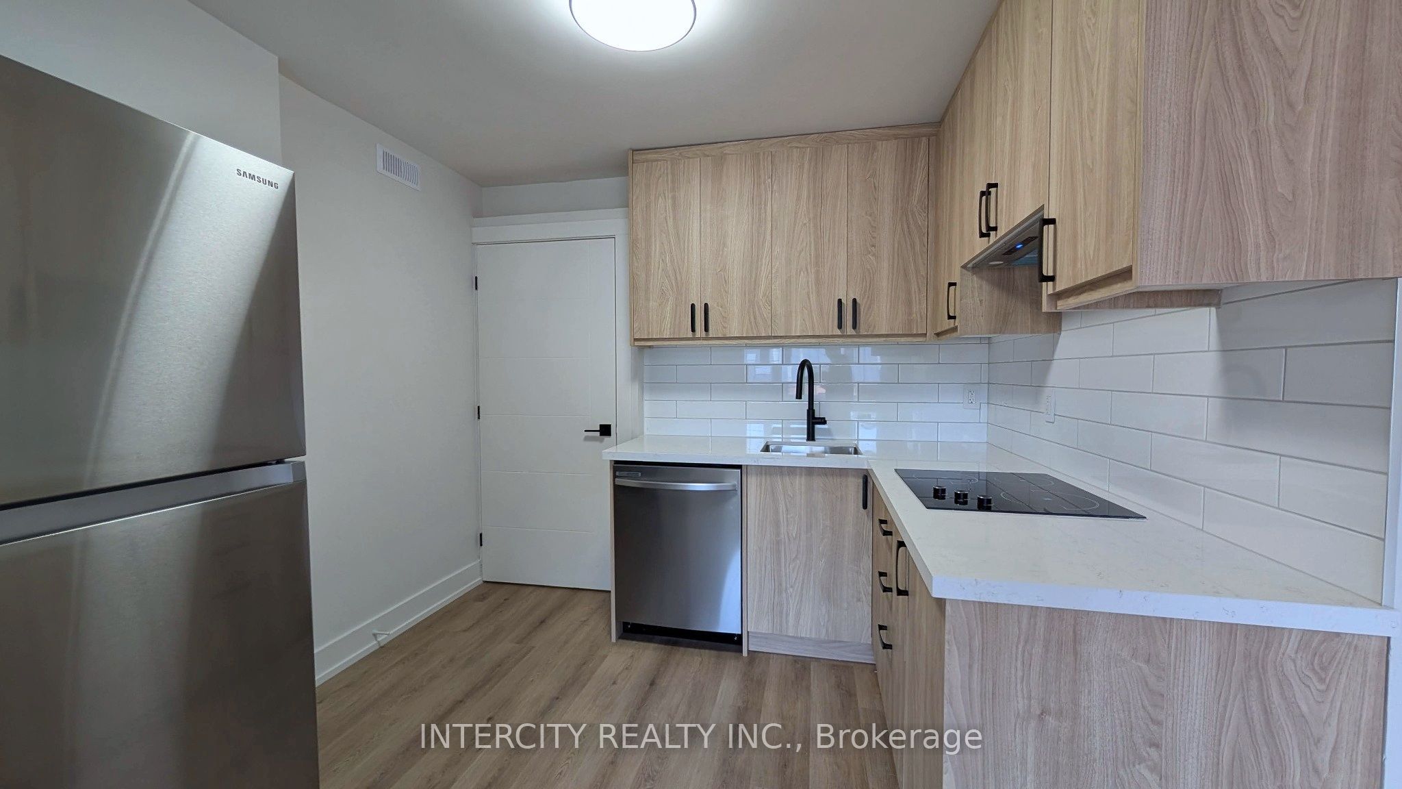 706 The Queensway B Property Photo 3