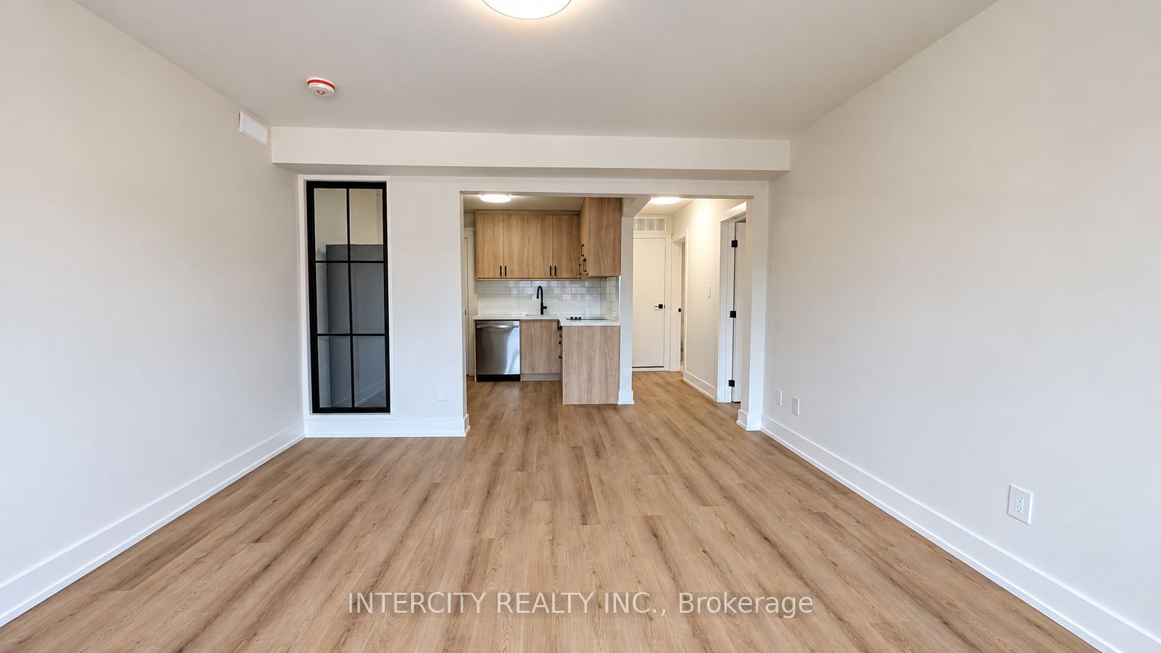 706 The Queensway B Property Photo 4
