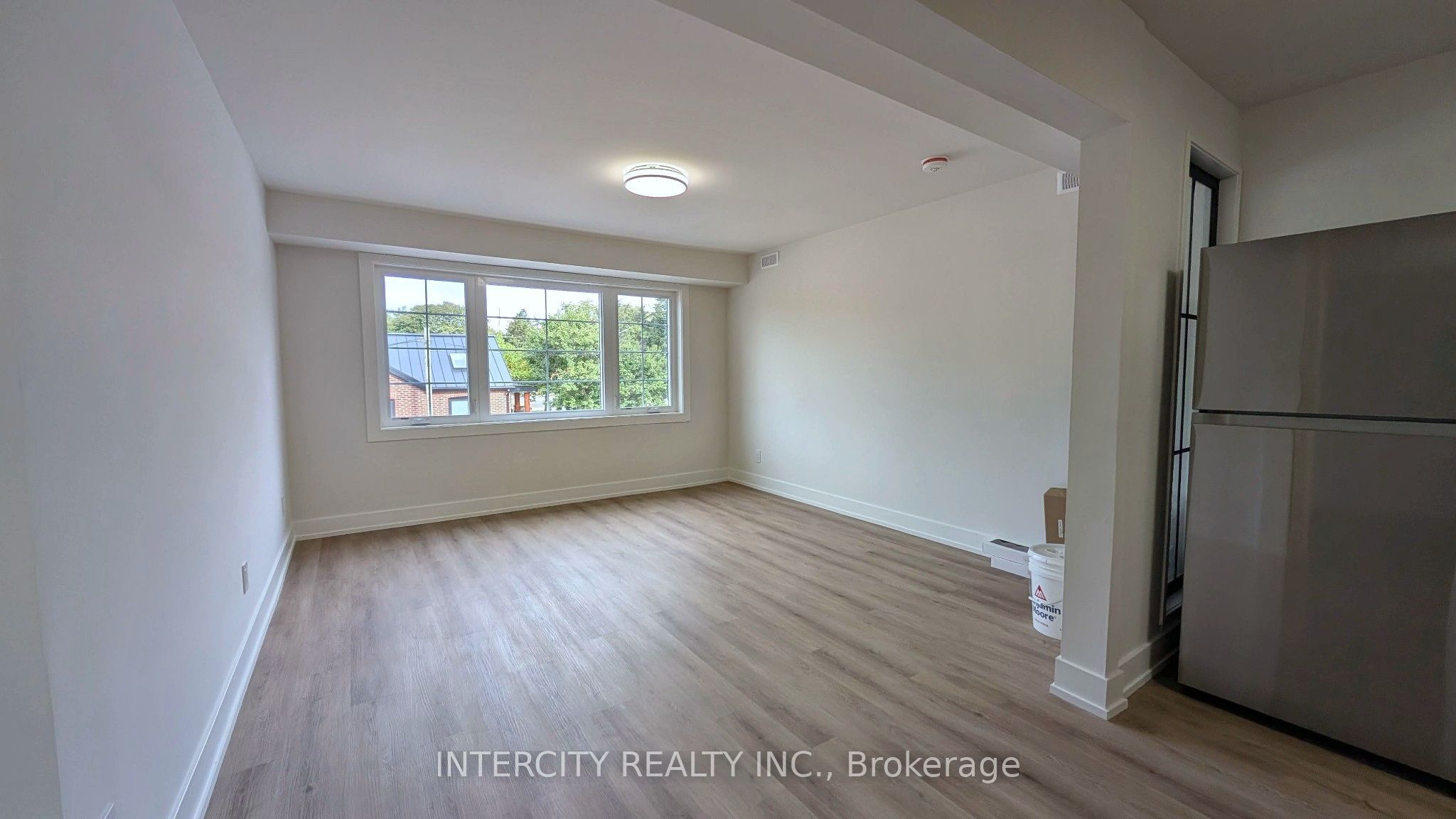 706 The Queensway B Property Photo 5