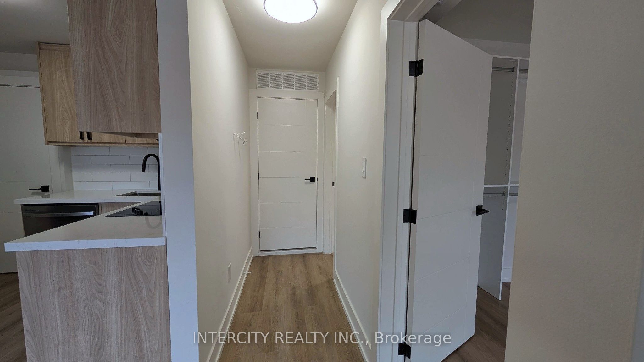 706 The Queensway B Property Photo 6