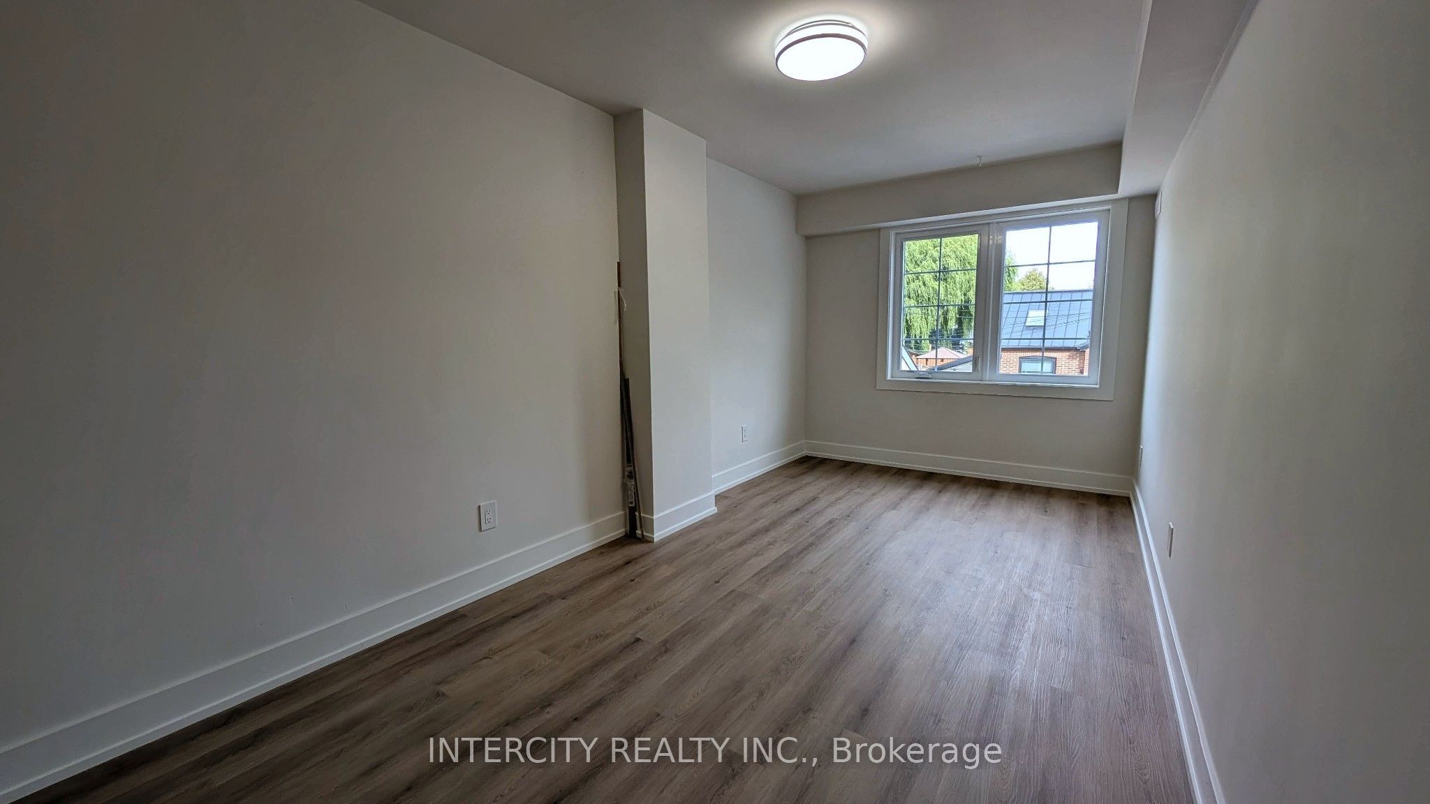 706 The Queensway B Property Photo 7
