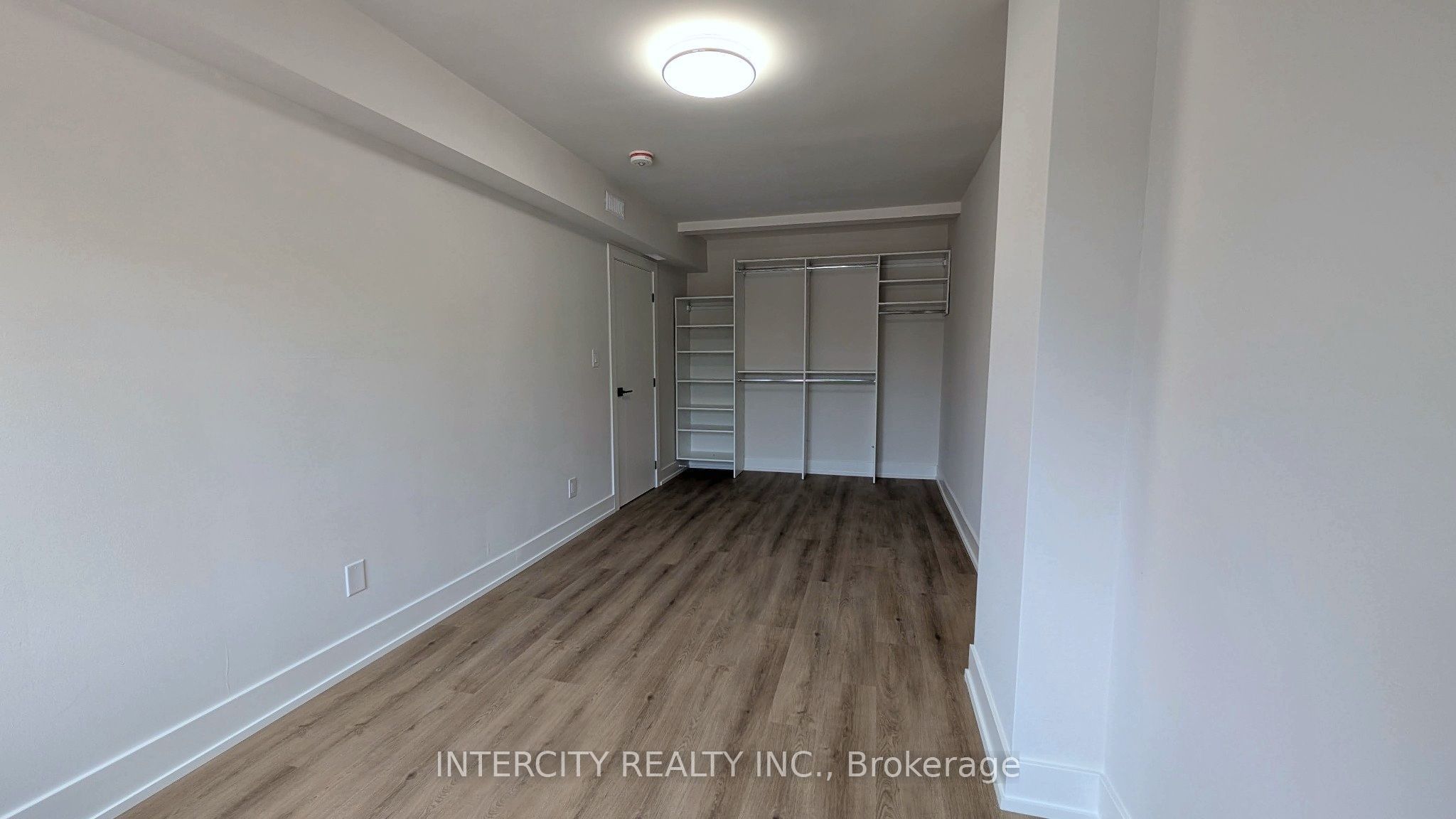 706 The Queensway B Property Photo 8