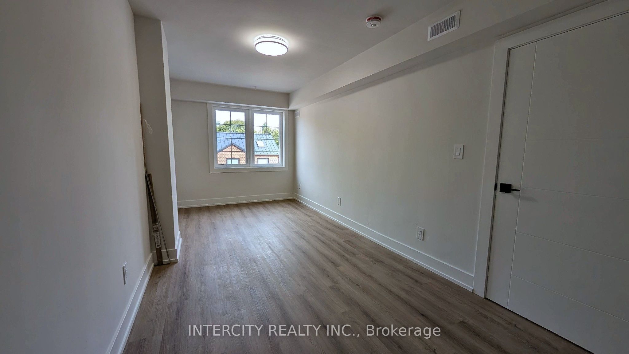 706 The Queensway B Property Photo 9
