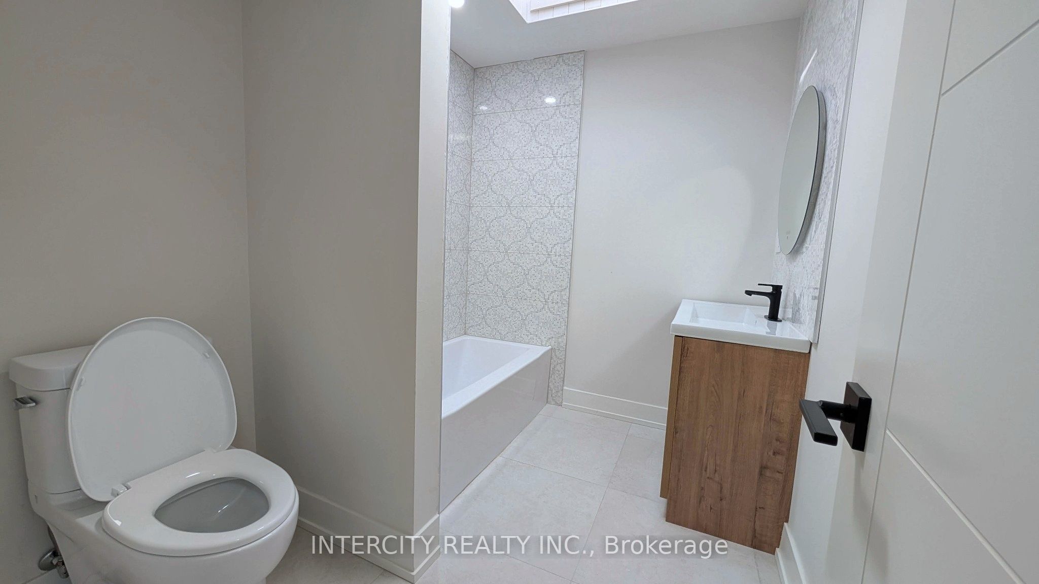 706 The Queensway B Property Photo 10