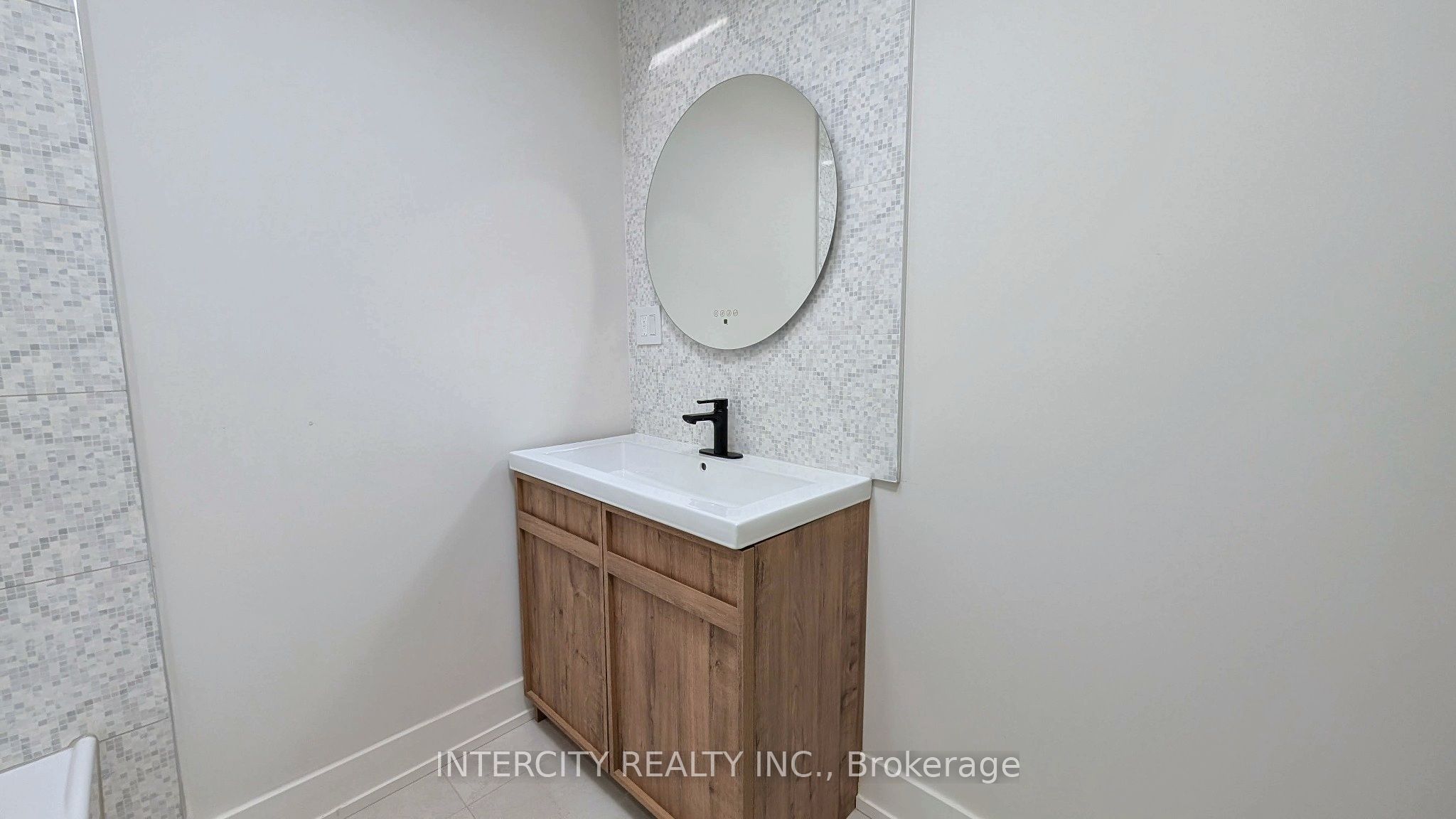 706 The Queensway B Property Photo 11